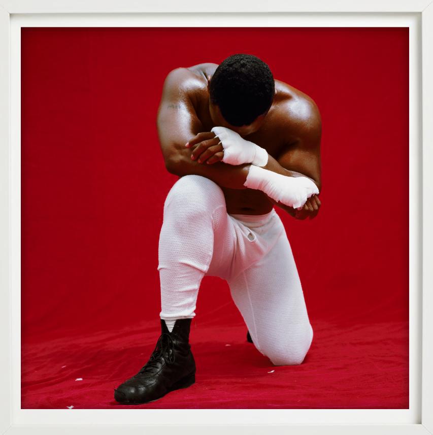 Mike Tyson – Porträt der Boxlegend auf seinen Knien im Angebot 3