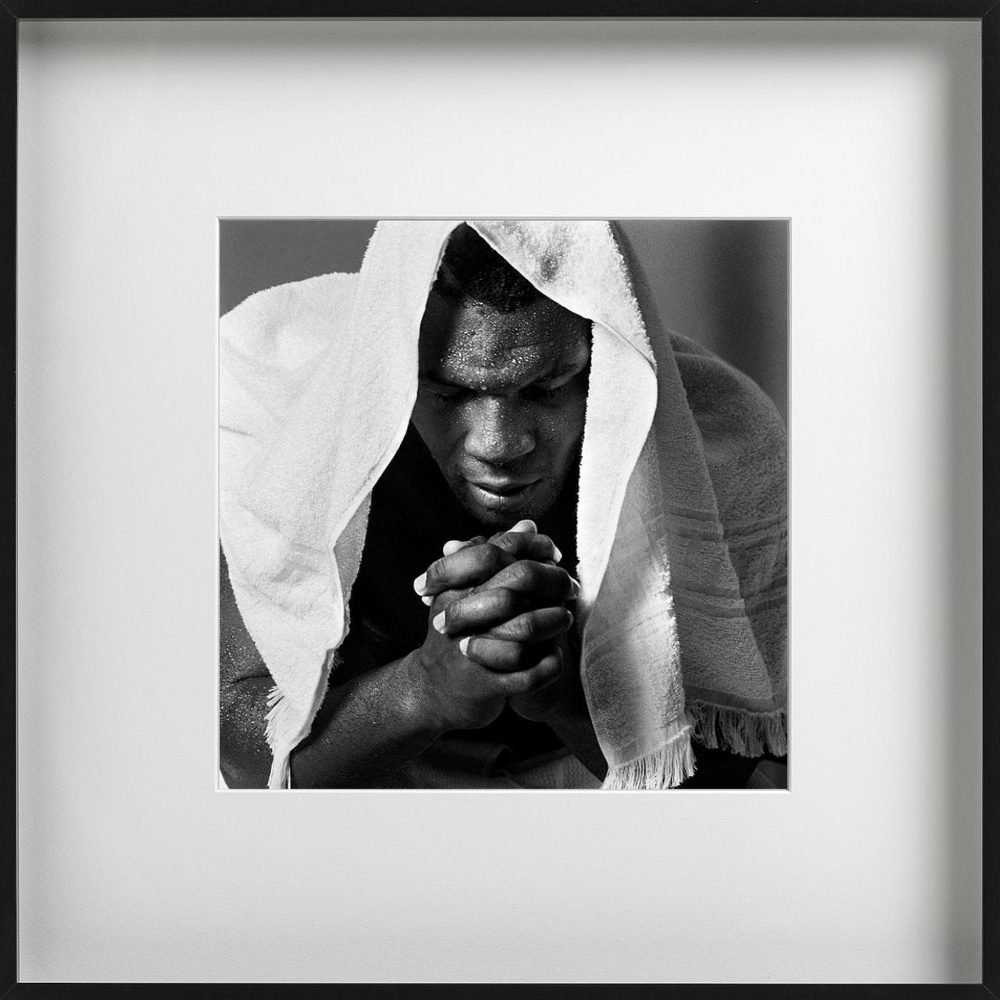 Camp de formation Mike Tyson - Portrait with towel, photographie d'art, 1990 - Contemporain Photograph par Michel Comte