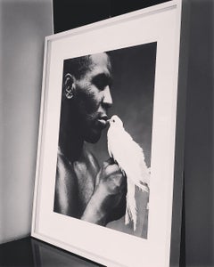 Mike Tyson mit Taube - Porträt einer Boxlegenden, Kunstfotografie, 1990