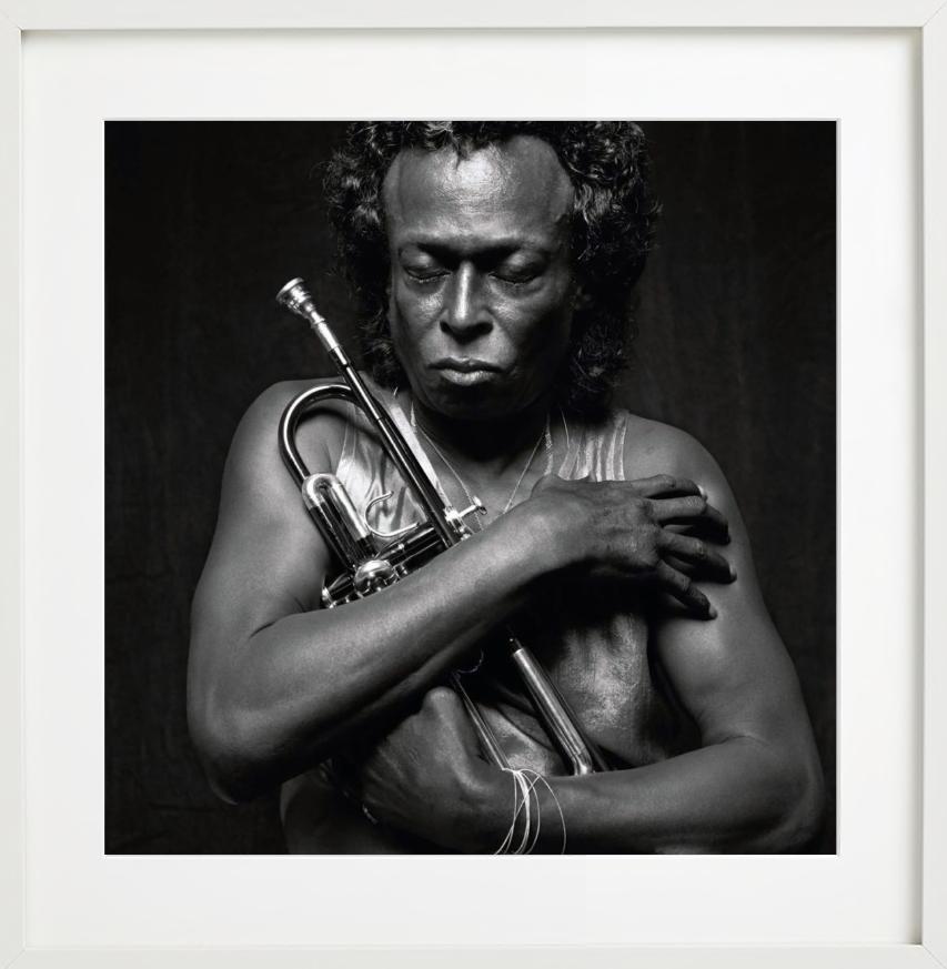 Miles Davis II. Per Lui – Porträt mit Trompete, Kunstfotografie, 1989 – Photograph von Michel Comte