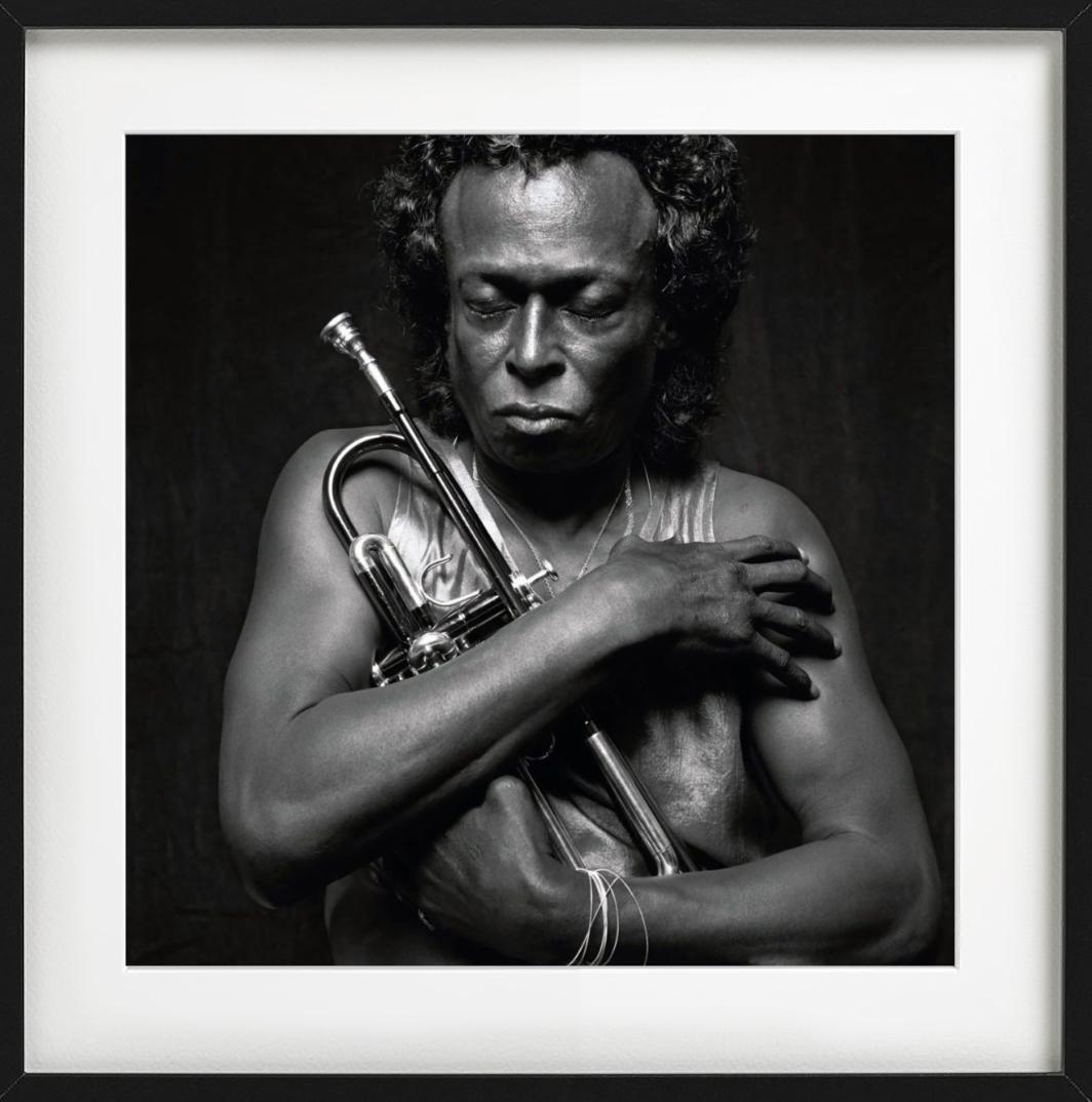 Miles Davis II. Per Lui - Portrait with Trumpet, fine art Photography, 1989 For Sale 2