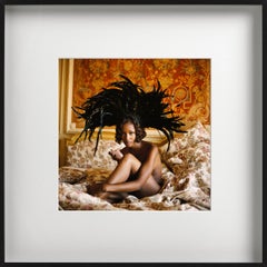 Naomi Campbell, Vogue Italia – Kopfteil mit schwarzen Federn, Kunstfotografie in Schwarz