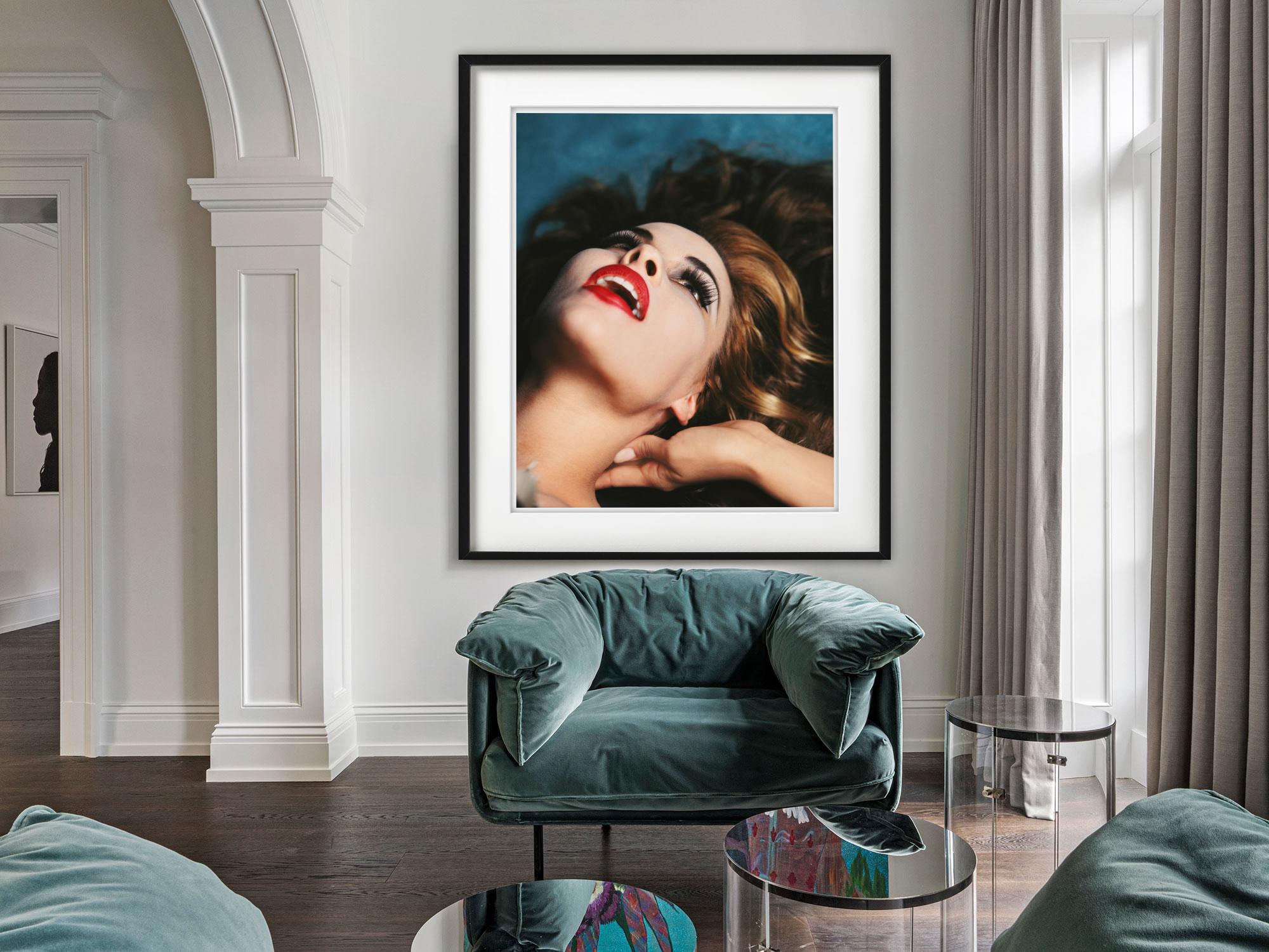 Pamela Anderson (Schwarz), Color Photograph, von Michel Comte