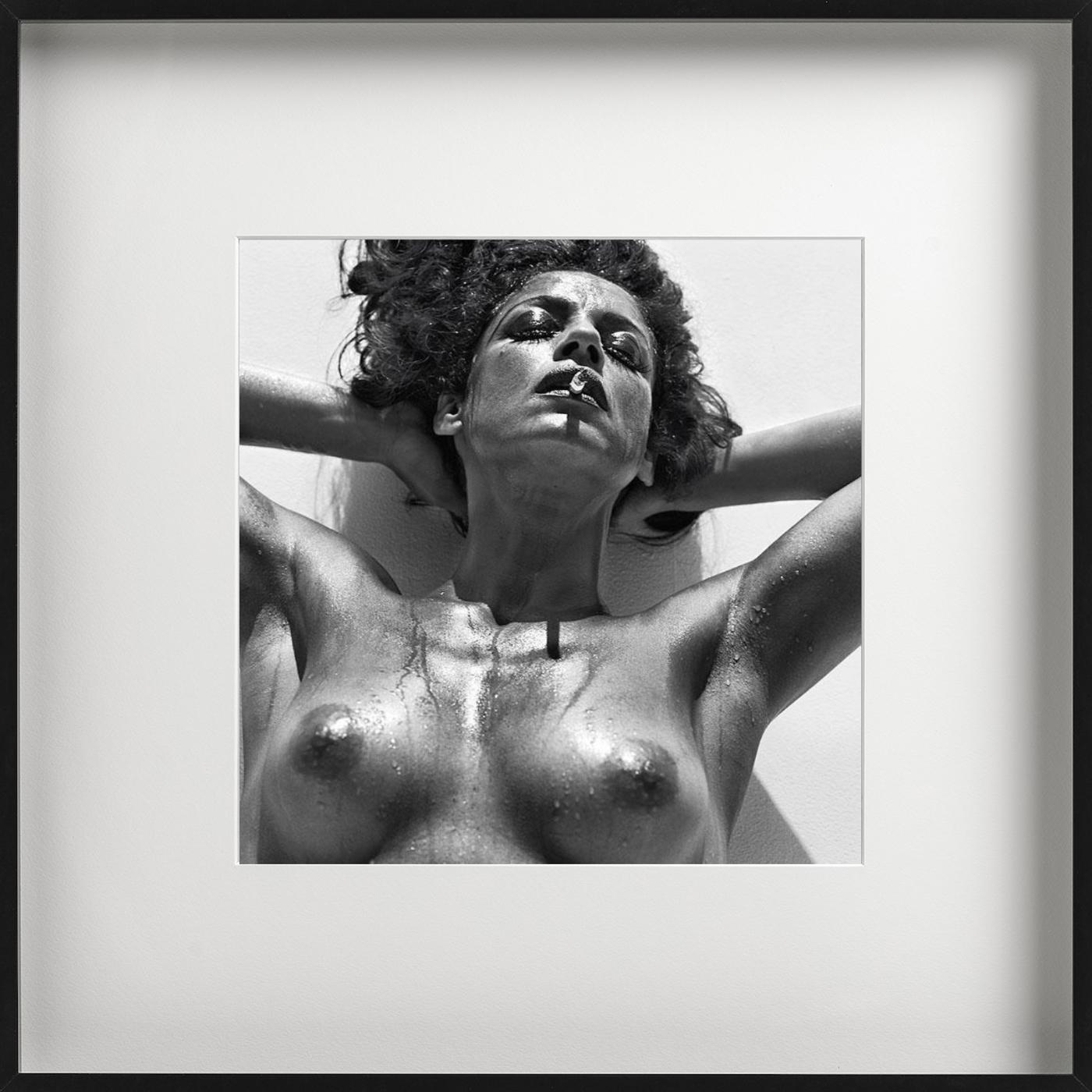 Sonia Braga, Vogue Brazil - Portrait nu fumant, photographie d'art, 1991 - Noir Black and White Photograph par Michel Comte
