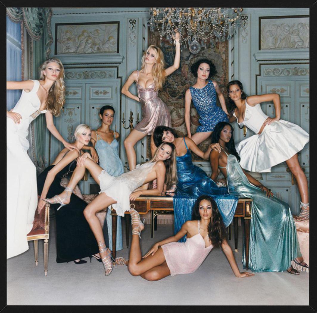 Supermodels – Porträt der berühmten 90er-Jahre-Models in Versace-Kleidung im Angebot 8