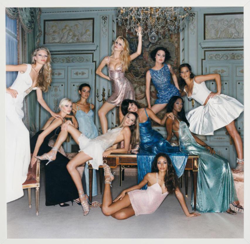 Supermodels – Porträt der berühmten 90er-Jahre-Models in Versace-Kleidung im Angebot 4