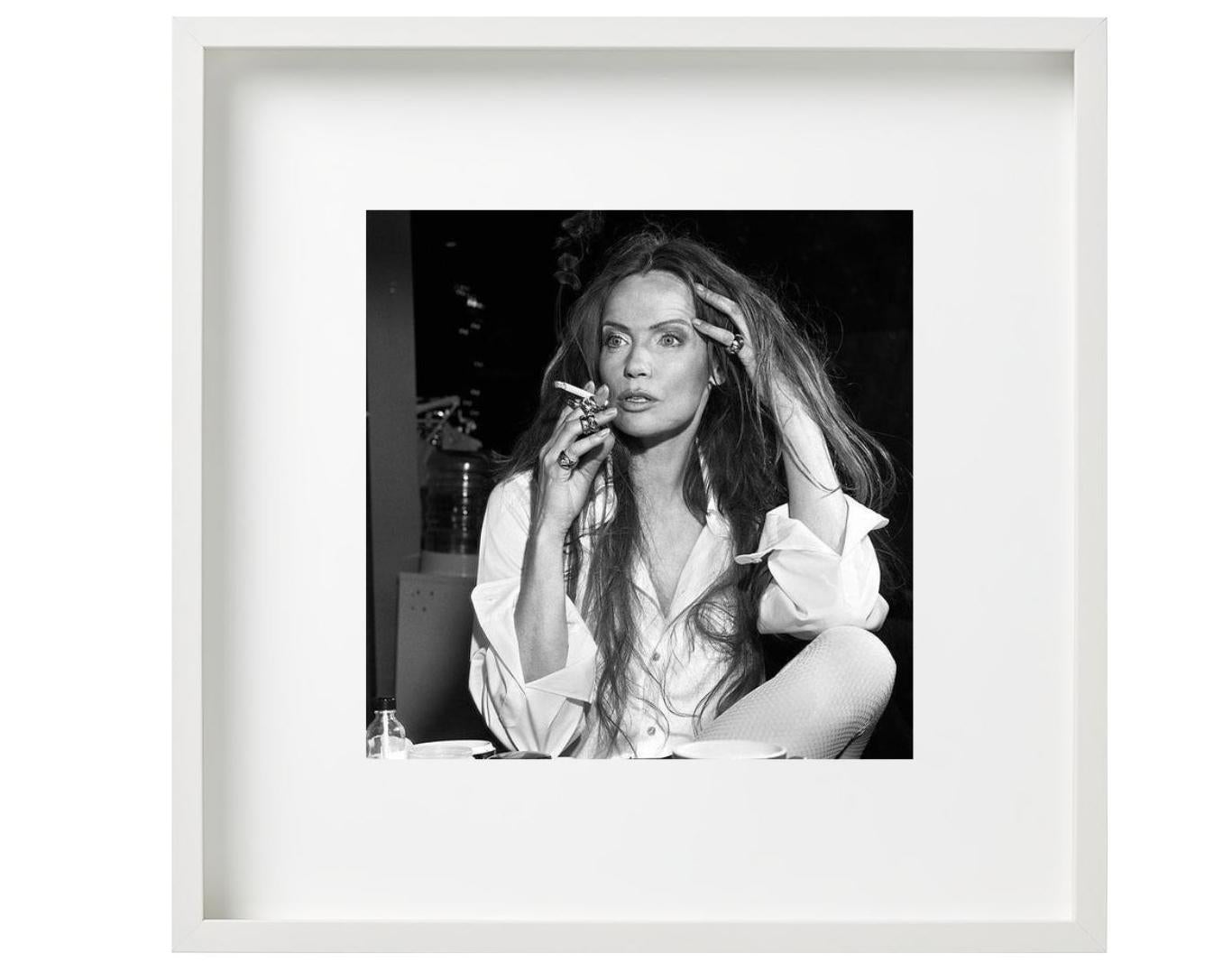 Veruschka I, Per Lui - Modelo y activista posando con camisa blanca y un cigarrillo - Photograph Contemporáneo de Michel Comte