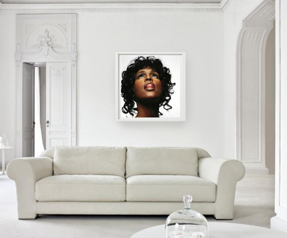 Whitney Houston - Porträt der berühmten Schauspielerin mit ausgeschnittener Zunge (Schwarz), Portrait Photograph, von Michel Comte