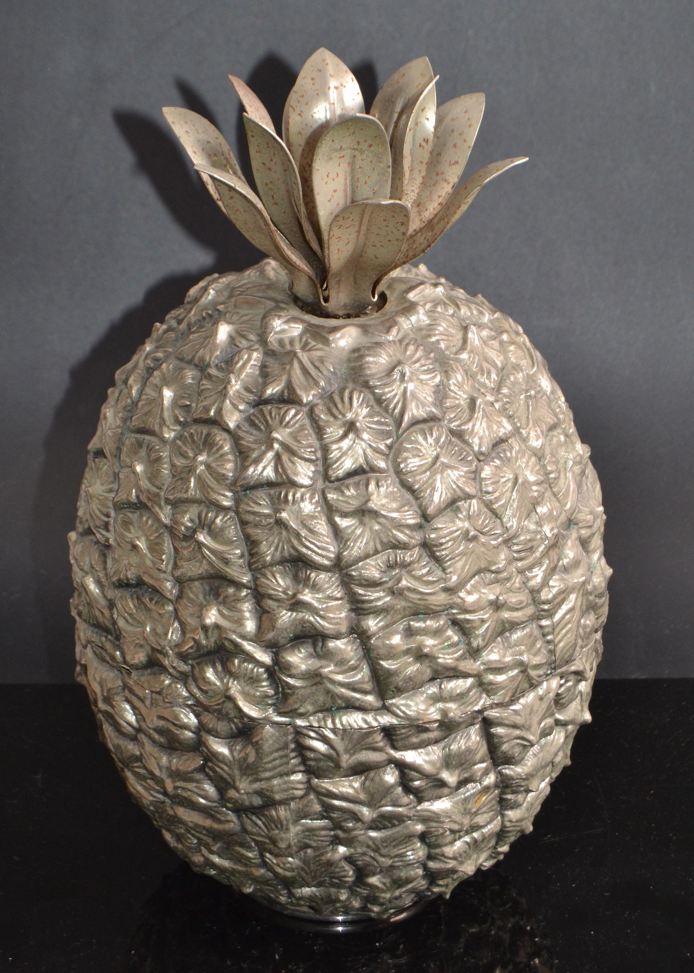 Superb ice bucket in the form of a pineapple, the silver plated over nickel body with removable lid complete with naturalistic foliage.
The insulation consisting of the original plastic cocoon.
Base is marked: Paris Made In France Model Depose