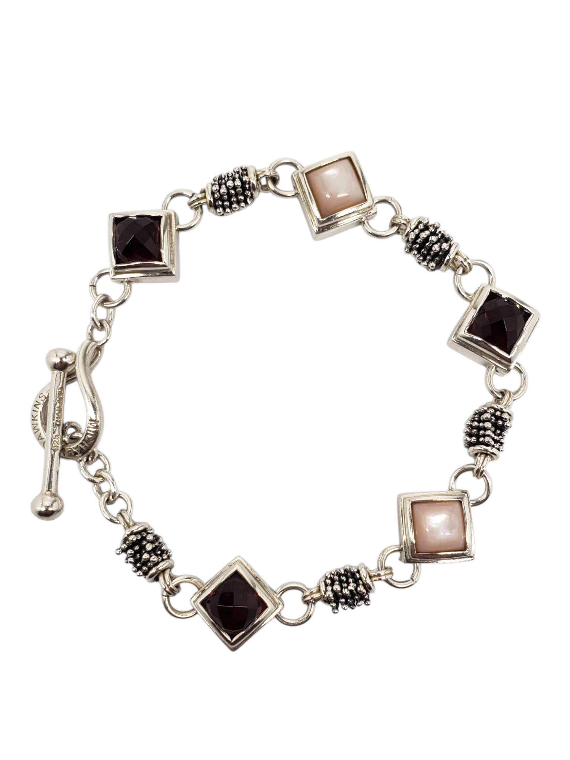 Michael Dawkins Sterling Silver Multi Gemstone Toggle Bracelet -

Ce bracelet vintage en argent sterling de Michael Dawkins est composé de perles polies à pierres multiples, accentuées par des entretoises en argent texturé, et d'un fermoir à