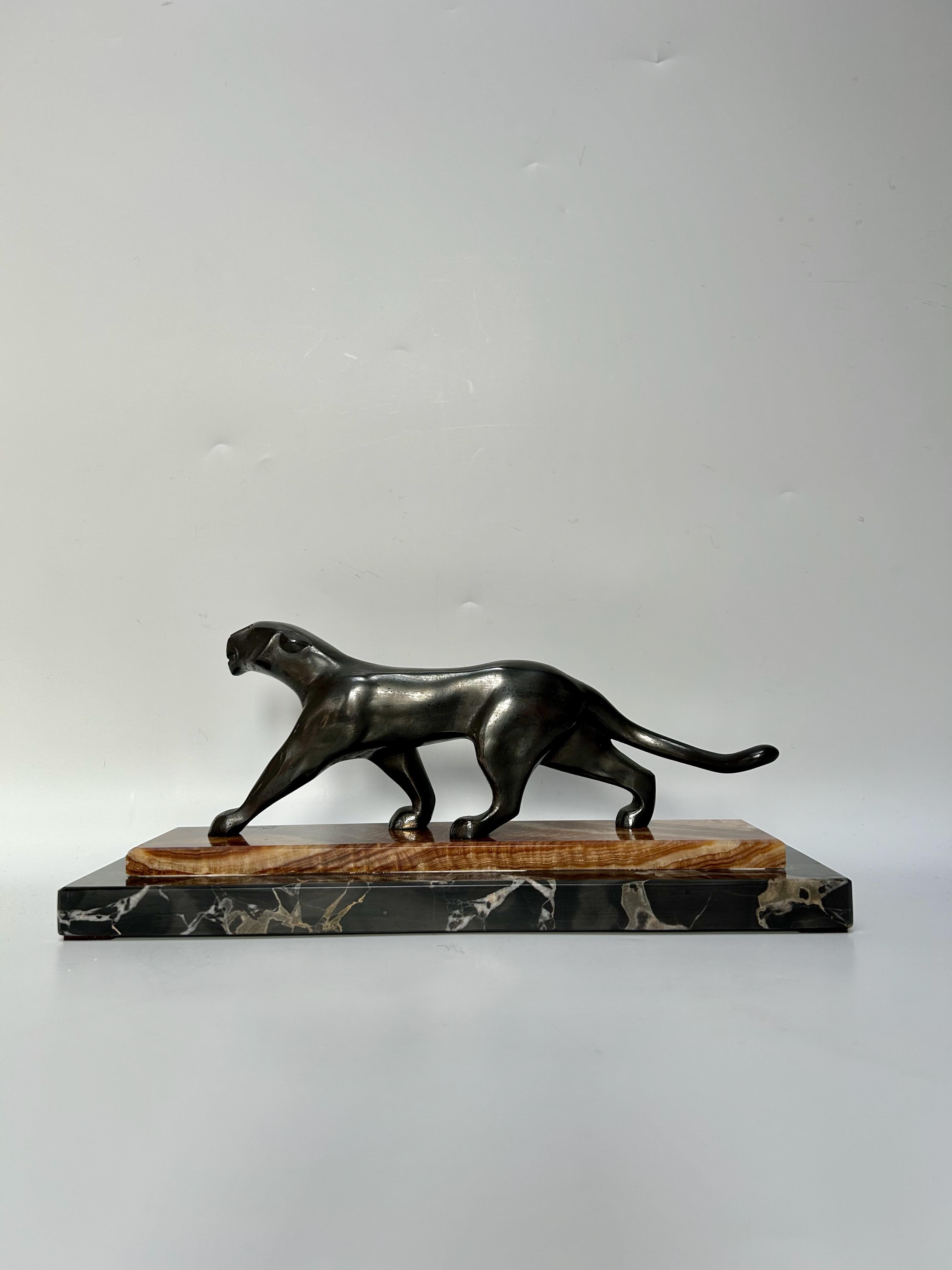 Panthère Art Déco circa 1920.
Sculpture en bronze à patine noire sur une base en marbre portor et onyx.
En parfait état.
Signé sur l'onyx 