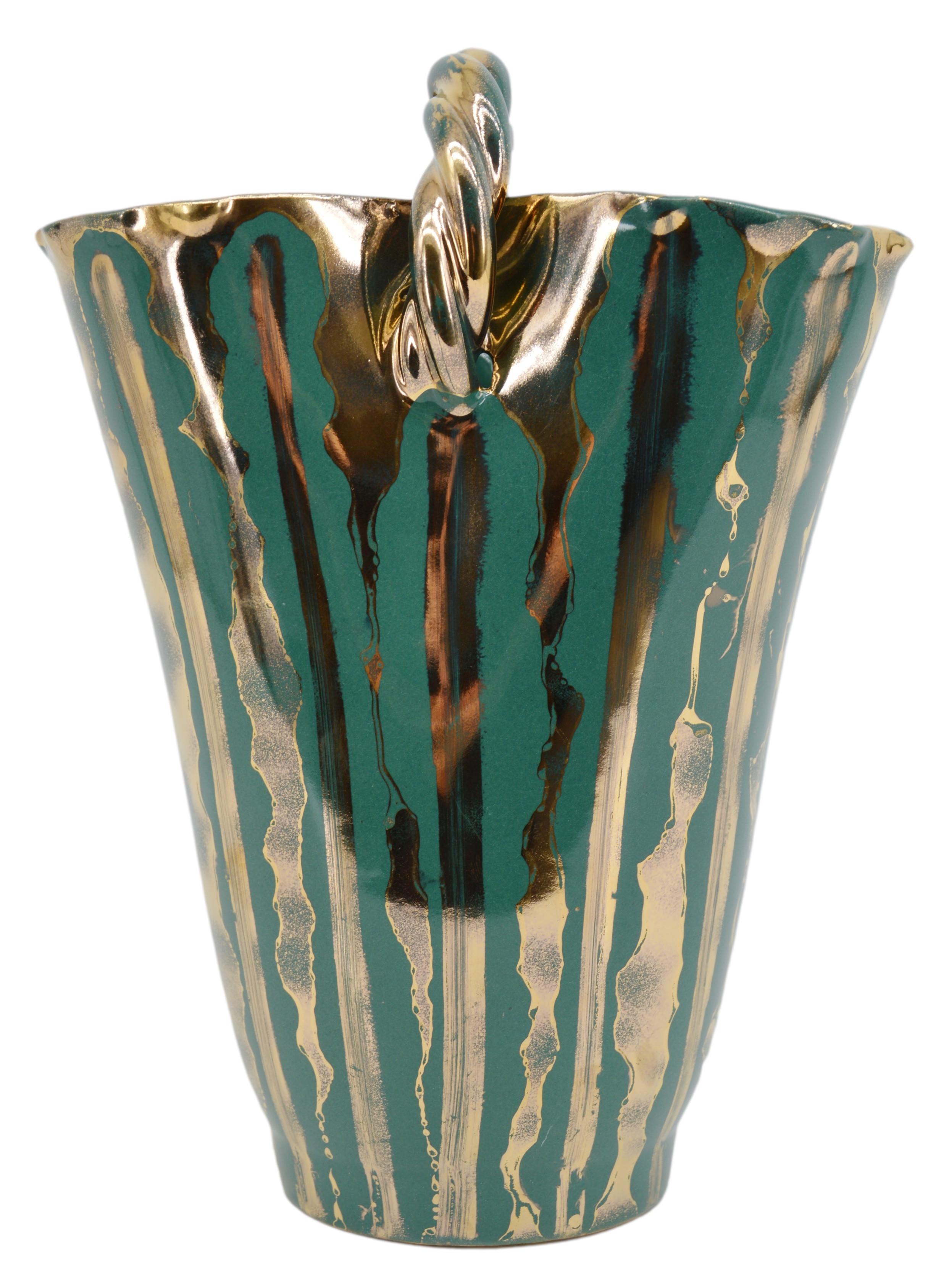 Vaso in gres francese di metà secolo di Michel & Denise Pointu (Saint-Amand-en-Puisaye), Francia, anni Cinquanta. Altezza: 28 cm, Larghezza: 21 cm, Profondità: 11 cm. Marcato 