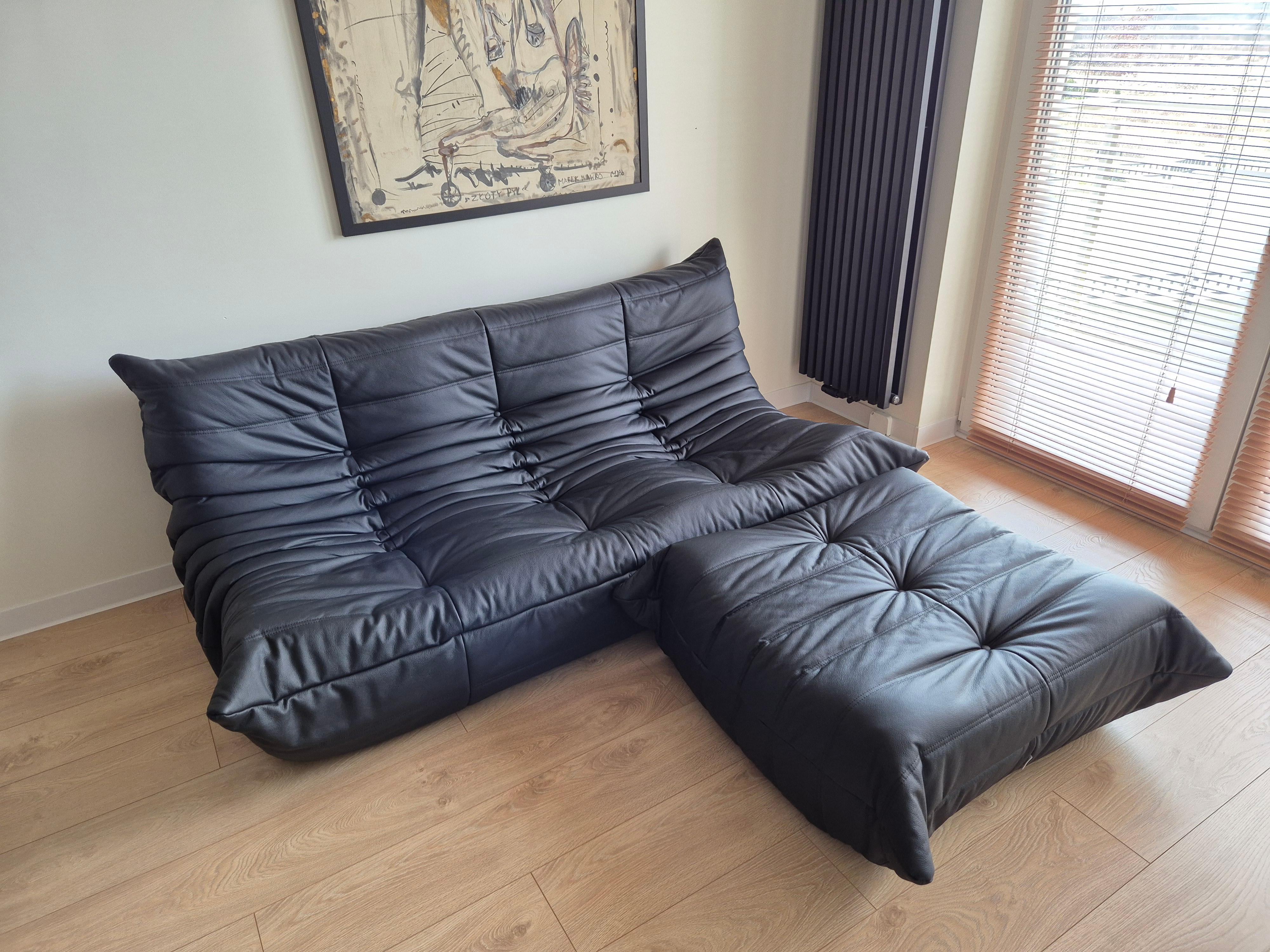 Sofá y puf Togo de piel negra, set de 2, Michel Ducaroy para Ligne Roset en venta 3