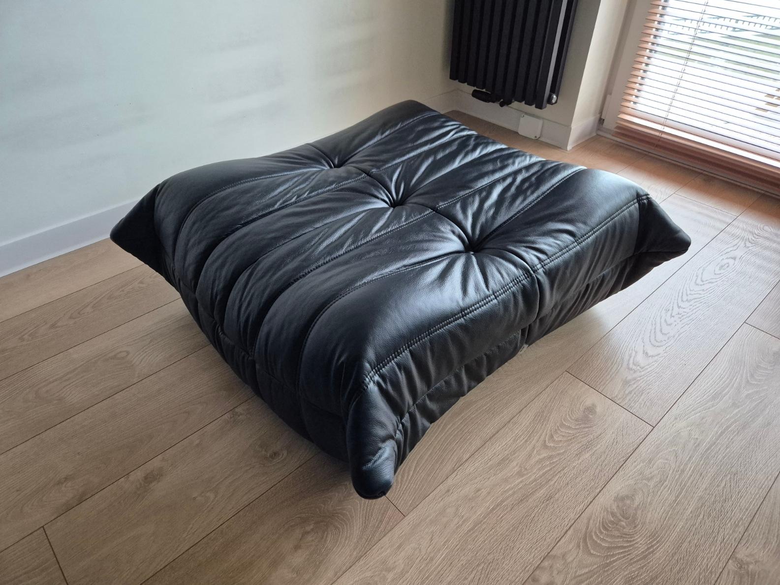 Sofá y puf Togo de piel negra, set de 2, Michel Ducaroy para Ligne Roset 5