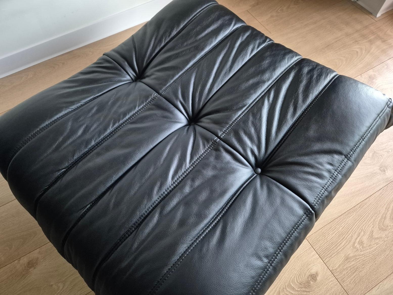 Sofá y puf Togo de piel negra, set de 2, Michel Ducaroy para Ligne Roset 9