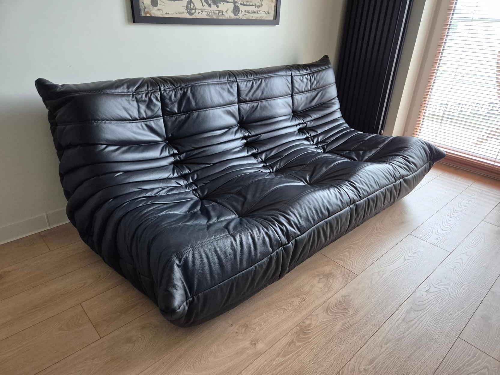 Clásico conjunto francés Togo de Michel Ducaroy para la marca de lujo Ligne Roset. Diseñado originalmente en la década de 1970, el icónico sofá togo es hoy un clásico del diseño.
La comodidad y el estilo atemporales hacen de este monumental sofá