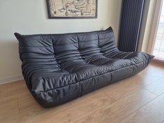 Michel Ducaroy für Ligne Roset Schwarzes Togo-Sofa und Hocker aus schwarzem Leder, 2er-Set