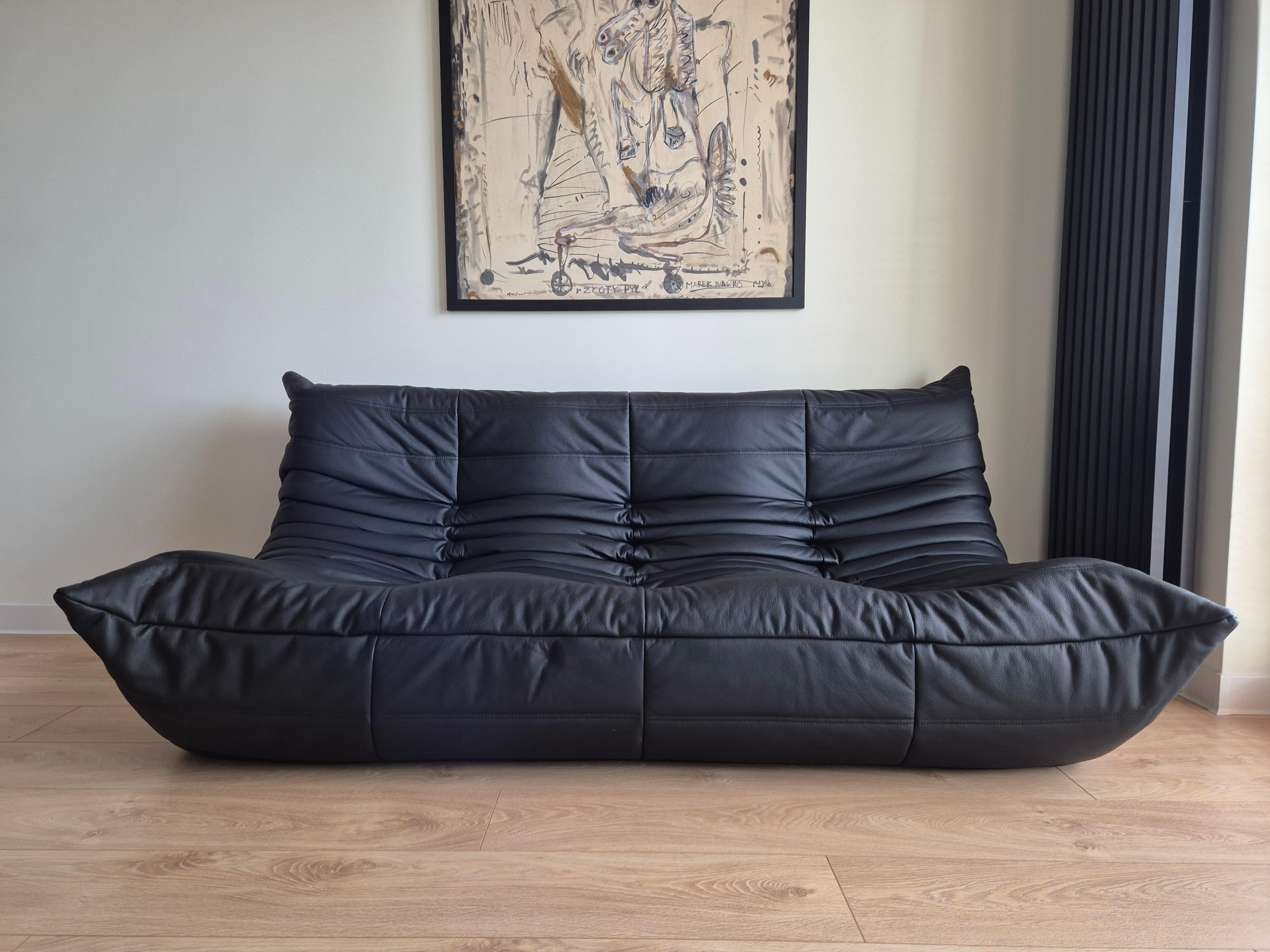 Sofá y puf Togo de piel negra, set de 2, Michel Ducaroy para Ligne Roset Moderno en venta