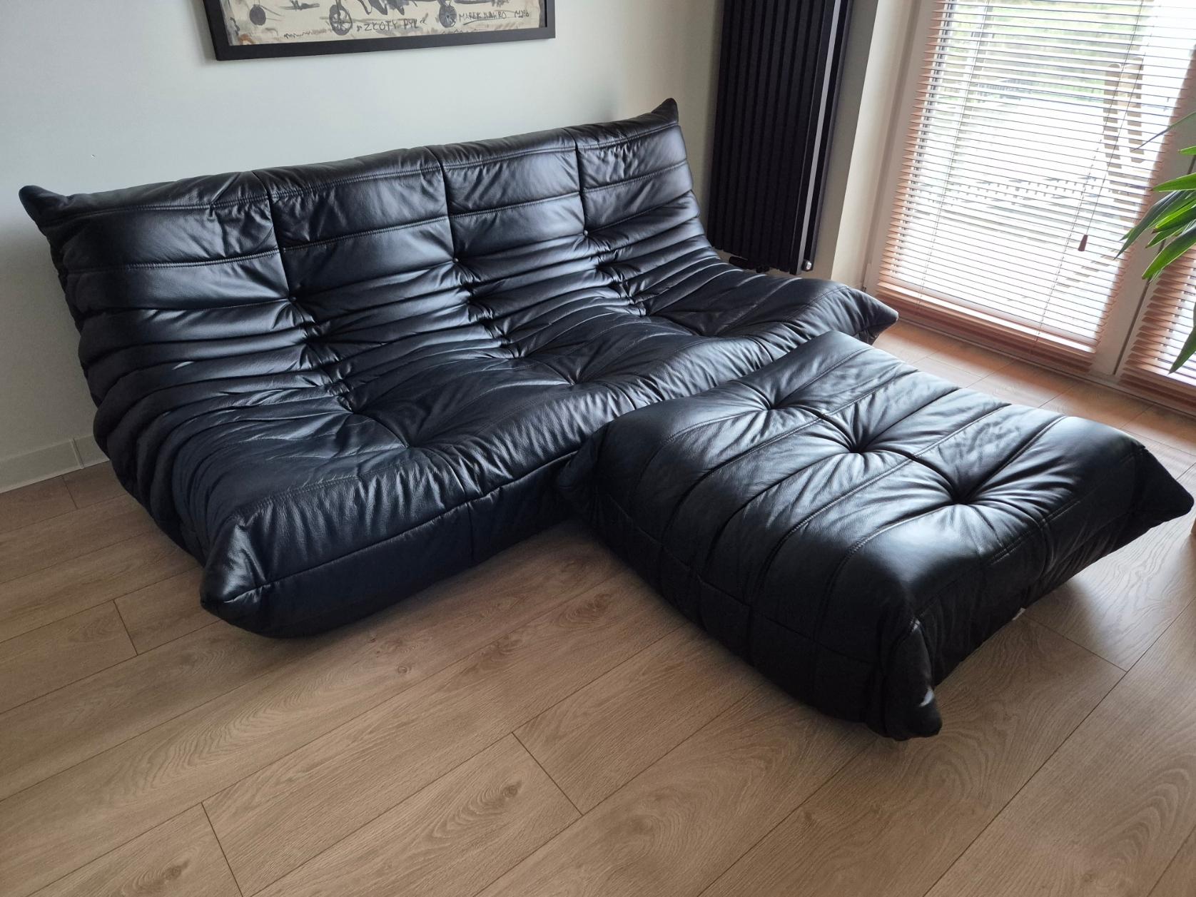 Sofá y puf Togo de piel negra, set de 2, Michel Ducaroy para Ligne Roset en Bueno Estado en Radomsko, Województwo łódzkie
