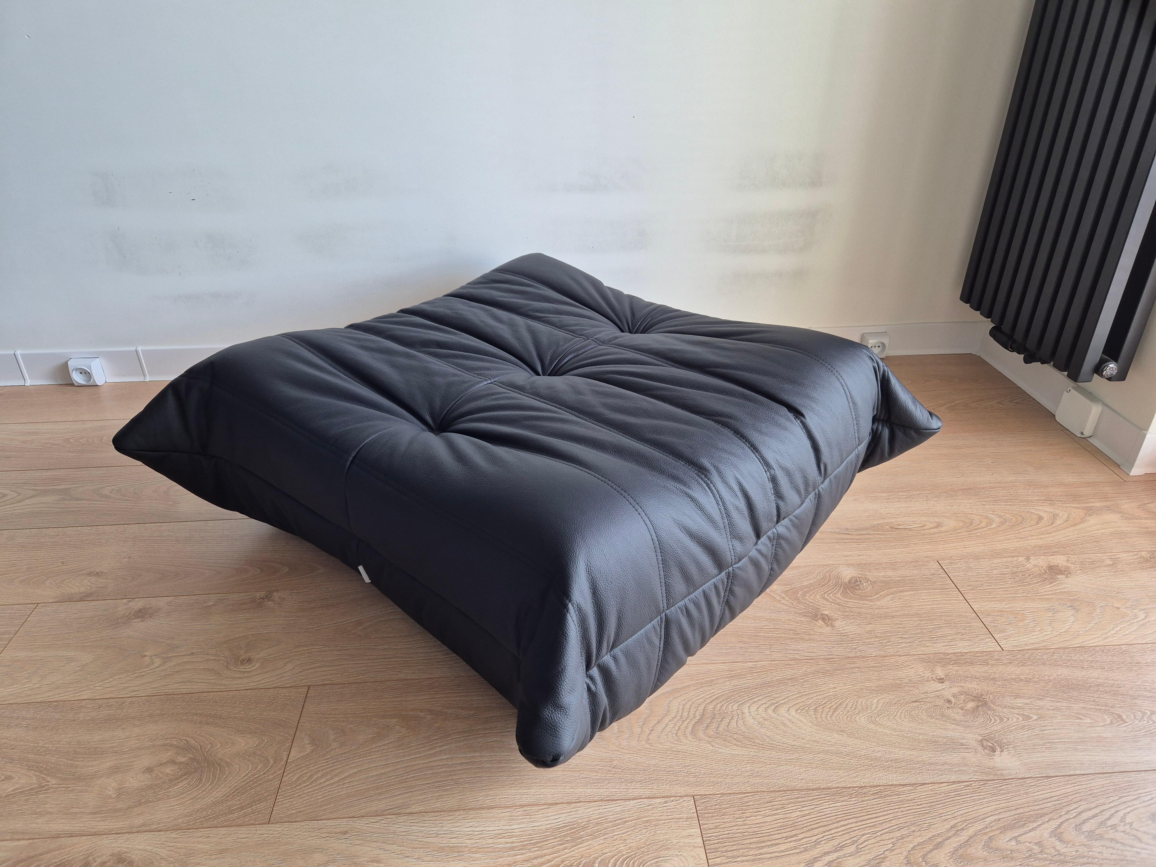 Sofá y puf Togo de piel negra, set de 2, Michel Ducaroy para Ligne Roset Siglo XXI y contemporáneo en venta