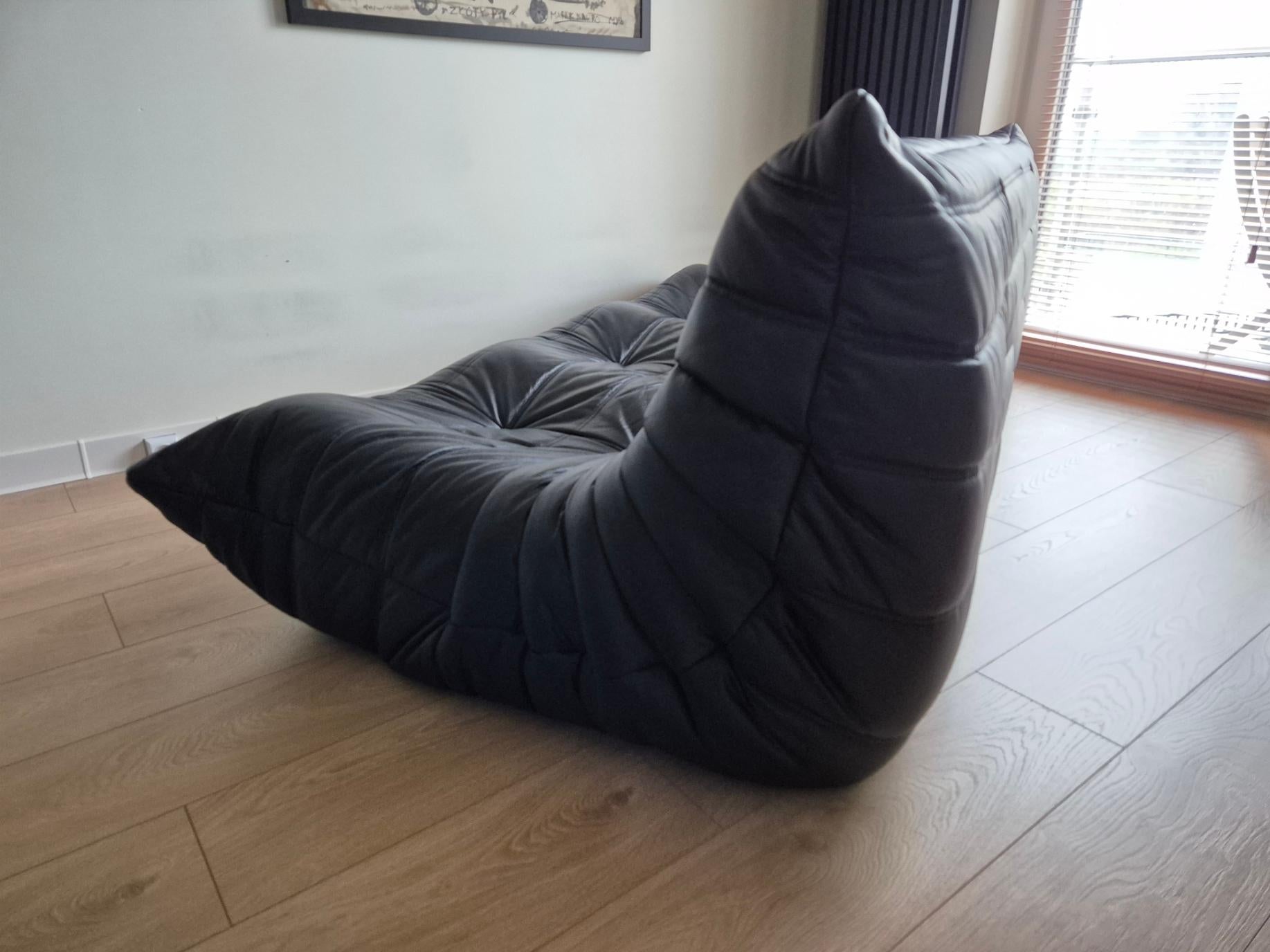 Sofá y puf Togo de piel negra, set de 2, Michel Ducaroy para Ligne Roset Cuero