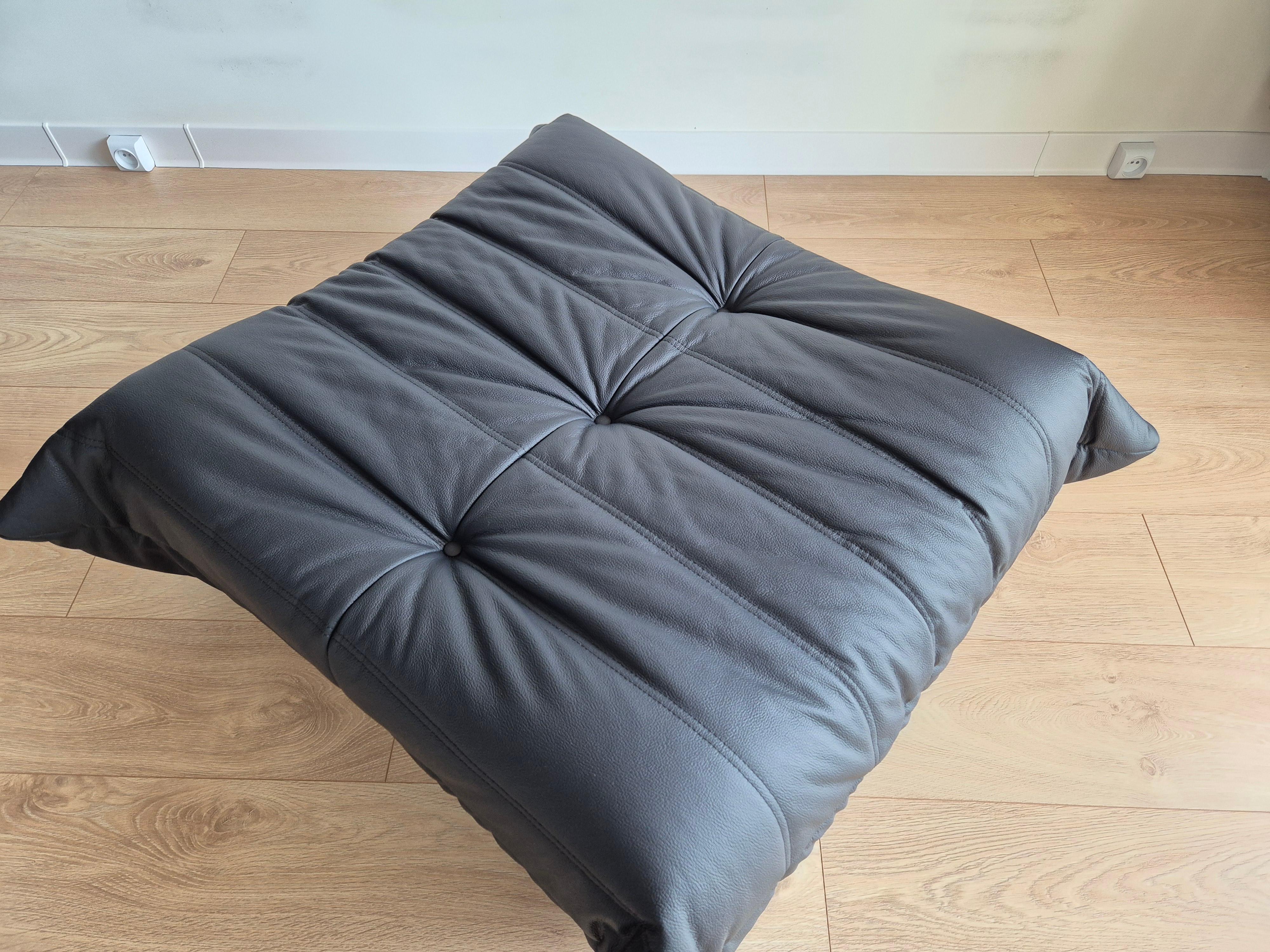 Sofá y puf Togo de piel negra, set de 2, Michel Ducaroy para Ligne Roset en venta 1