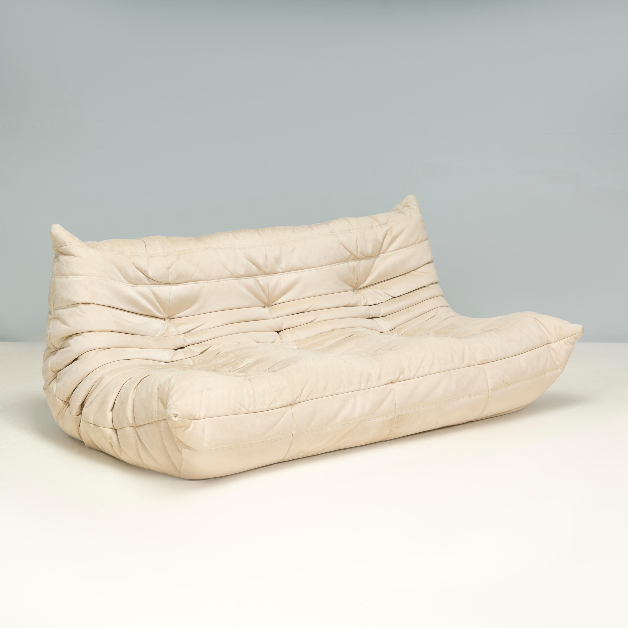 L'emblématique canapé Togo, conçu à l'origine par Michael Ducaroy pour Ligne Roset en 1973, est devenu un classique du design.
 
Ce grand modèle 3 places est revêtu du tissu crème tomate d'origine et présente le design plissé immédiatement
