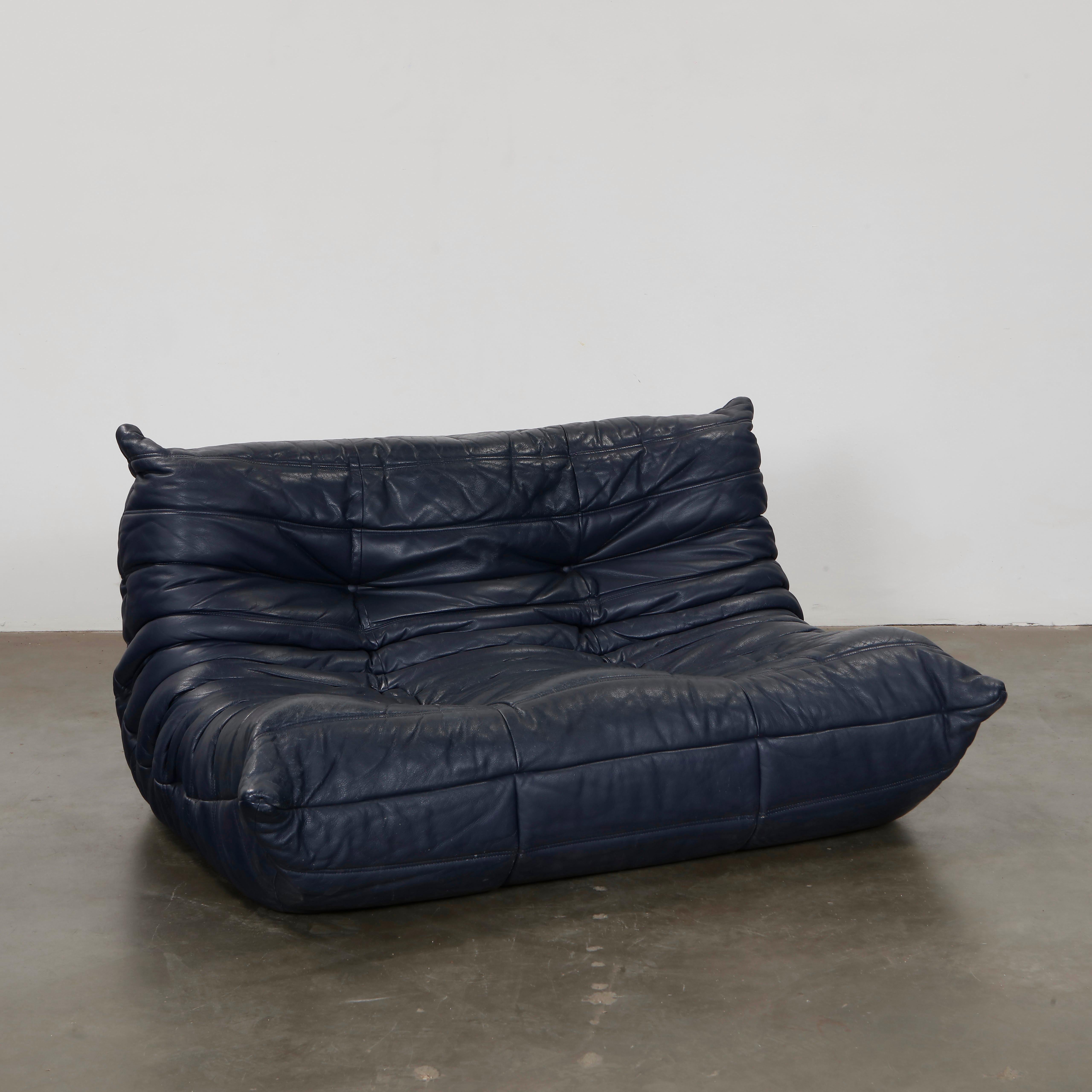 Zweisitzer-Ledersofa Michel Ducaroy Togo. Hergestellt von Ligne Roset, Frankreich. Herstelleretiketten auf der Rückseite. Höhe: 28 Zoll. Breite: 52 Zoll. Tiefe: 40 Zoll. Sitzhöhe: 15 Zoll.