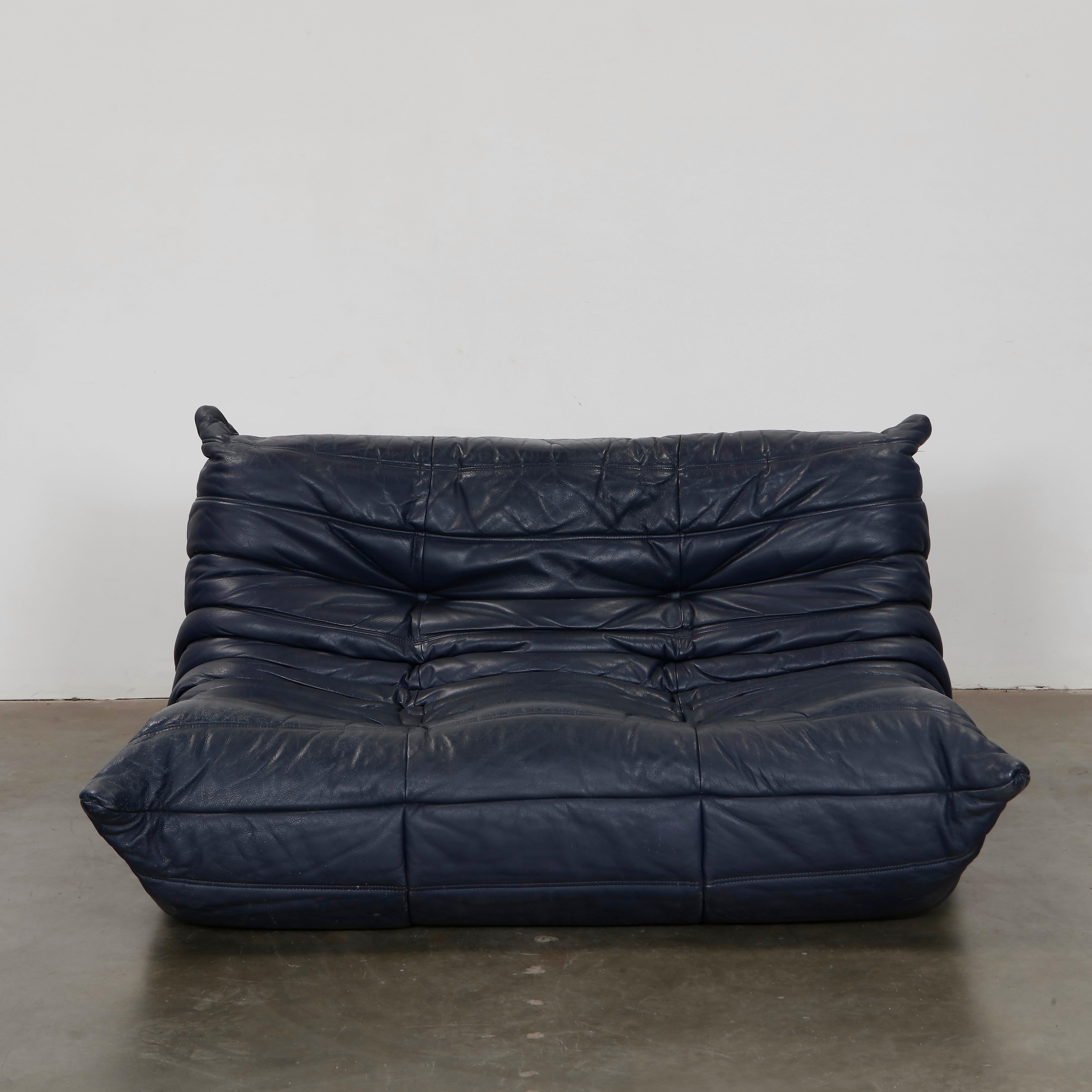 Michel Ducaroy für Ligne Roset, Marineblaues zweisitziges Togo-Sofa, 1980er Jahre (Moderne der Mitte des Jahrhunderts) im Angebot