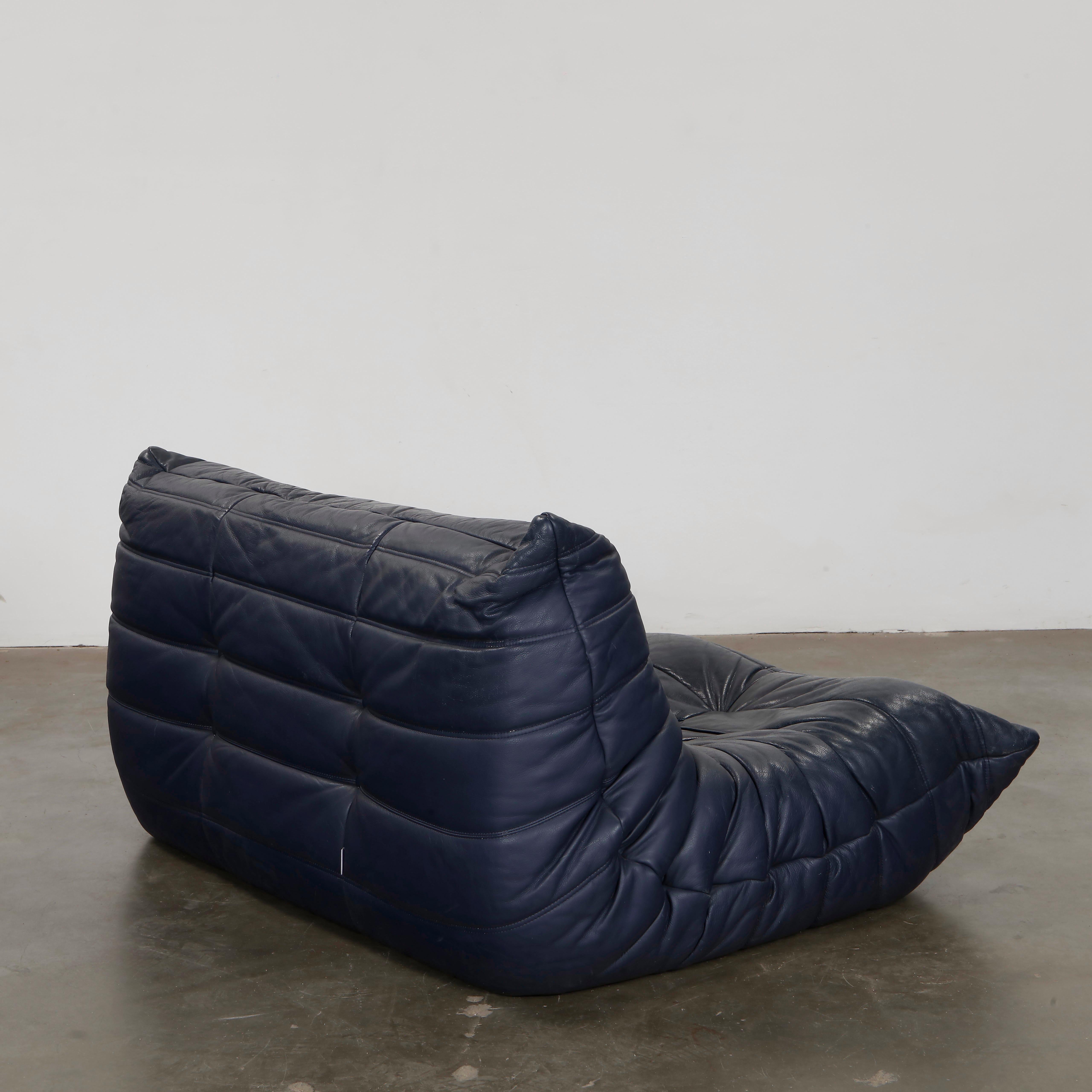 Michel Ducaroy für Ligne Roset, Marineblaues zweisitziges Togo-Sofa, 1980er Jahre im Zustand „Gut“ im Angebot in Gardena, CA