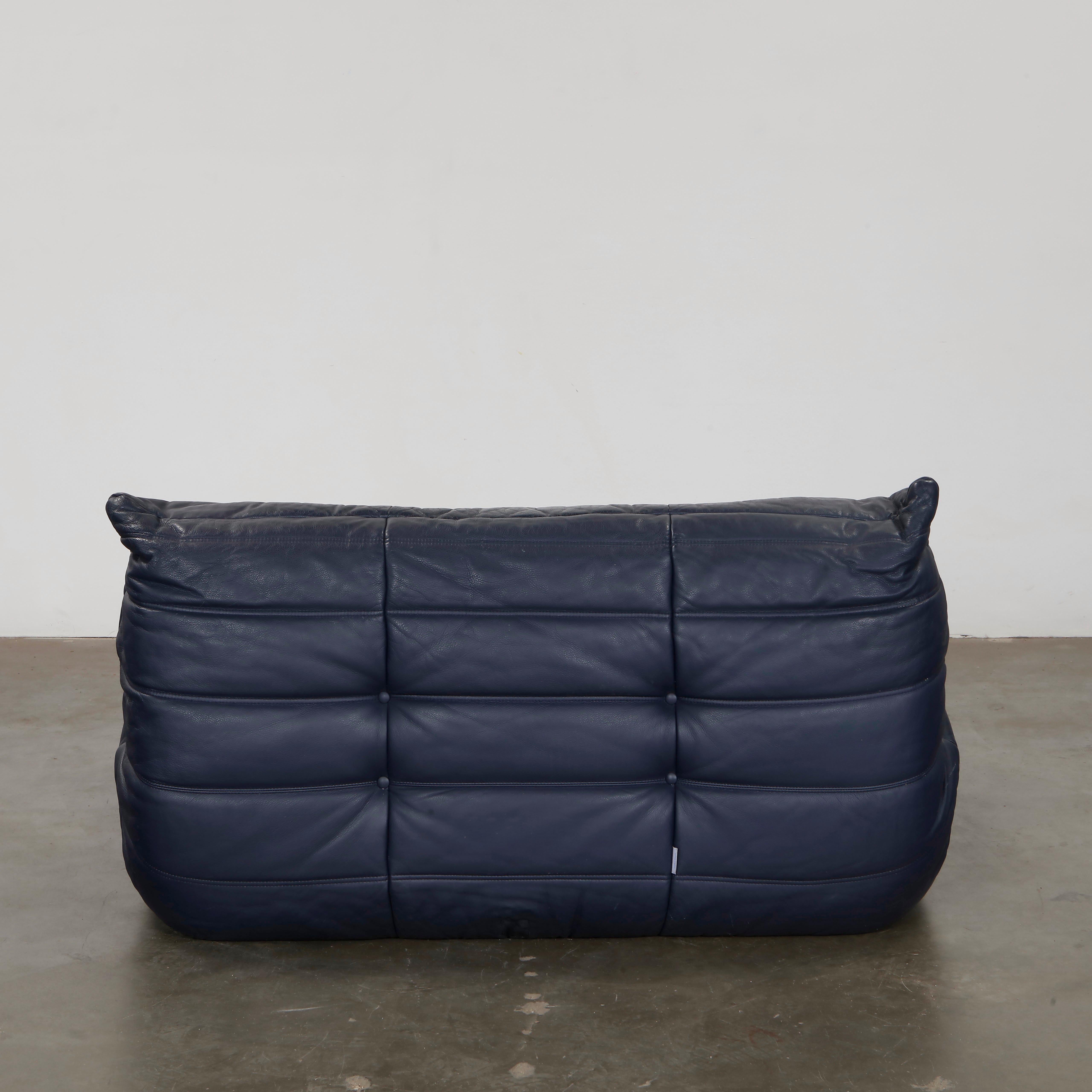 Michel Ducaroy für Ligne Roset, Marineblaues zweisitziges Togo-Sofa, 1980er Jahre (Ende des 20. Jahrhunderts) im Angebot