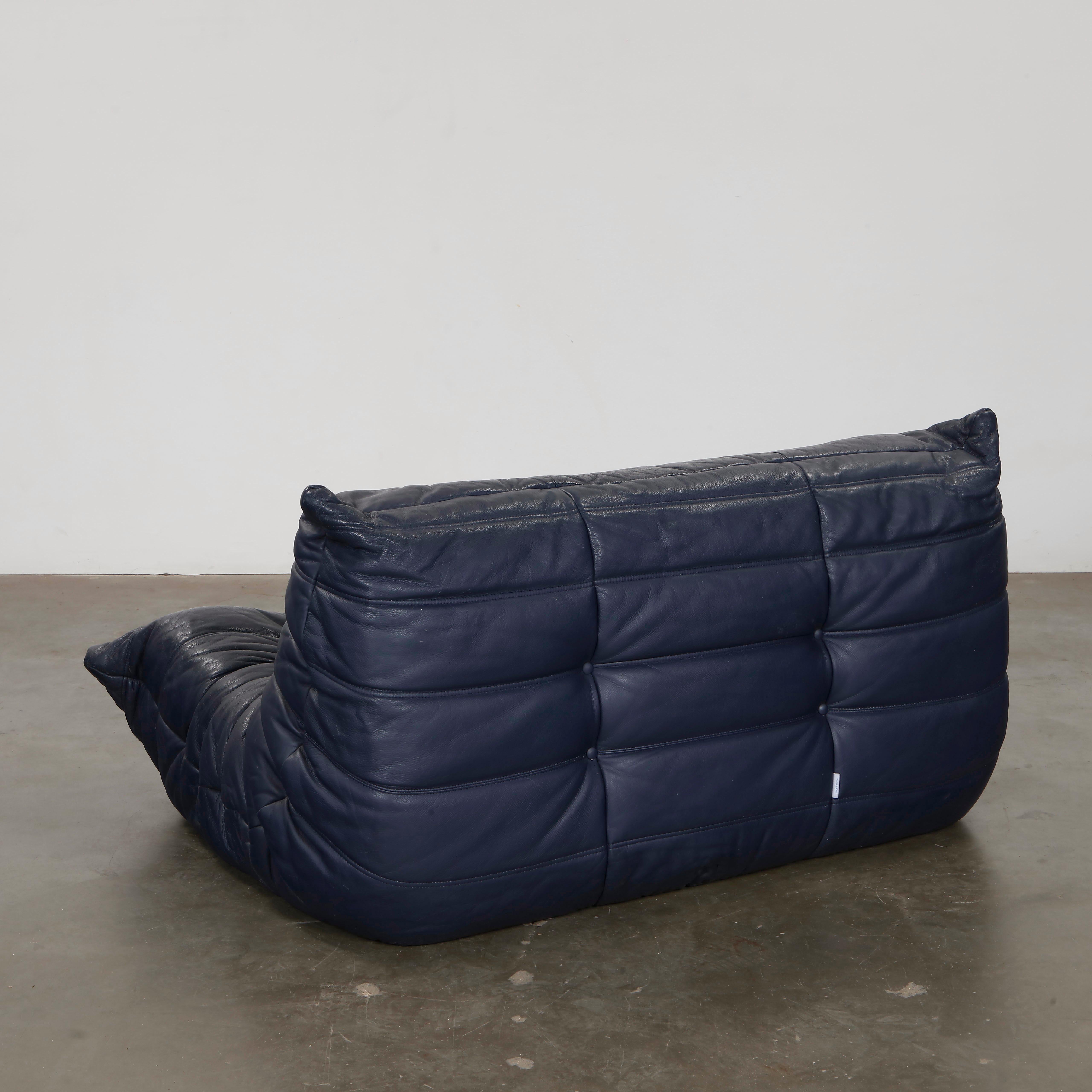 Michel Ducaroy für Ligne Roset, Marineblaues zweisitziges Togo-Sofa, 1980er Jahre (Leder) im Angebot