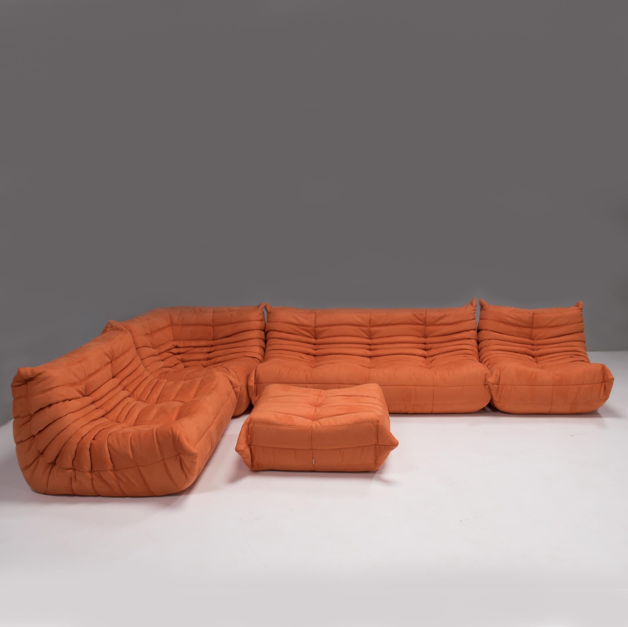 Die ikonische orangefarbene Sofagarnitur Togo, ursprünglich von Michel Ducaroy für Ligne Roset im Jahr 1973 entworfen, ist zu einem Designklassiker der Jahrhundertmitte geworden.

Die Sofas wurden neu gepolstert und mit einem weichen, leuchtend
