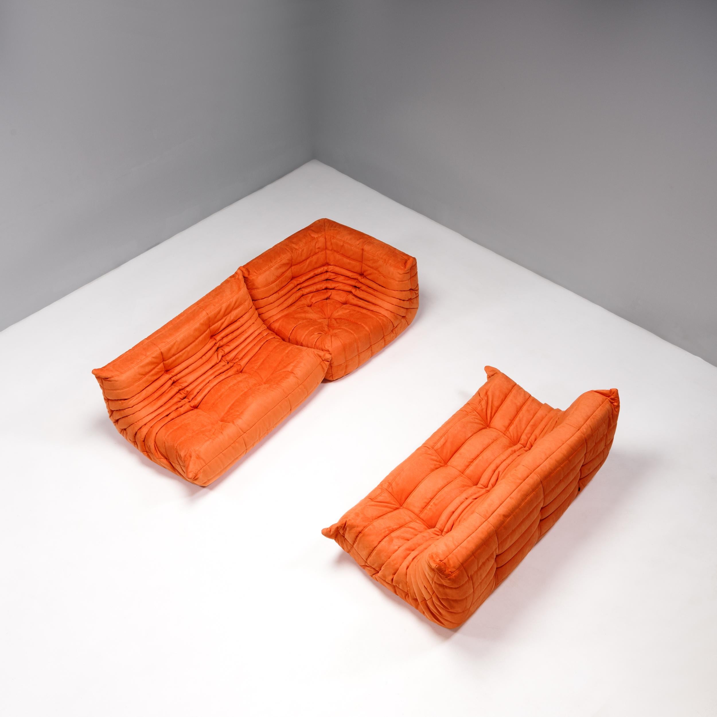 Die ikonische orangefarbene Sofagarnitur Togo, ursprünglich von Michel Ducaroy für Ligne Roset im Jahr 1973 entworfen, ist zu einem Designklassiker der Jahrhundertmitte geworden.

Die Sofas wurden neu gepolstert und mit einem weichen, leuchtend