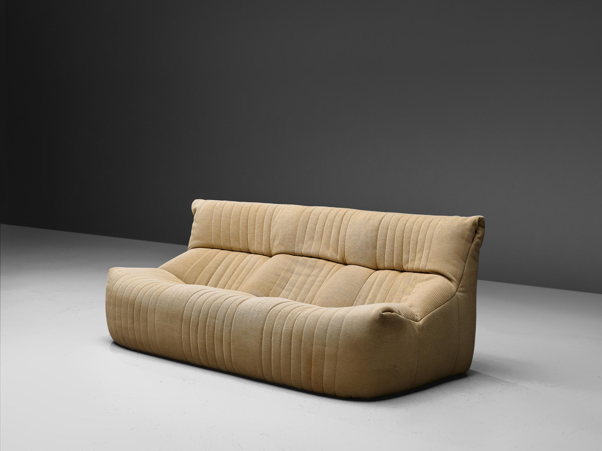 Michel Ducaroy para Ligne Roset, sofá, tela, Francia, años 70

Este acogedor y bien elaborado sofá de tres plazas, diseñado por Michel Ducaroy para Ligne Roset, ofrece comodidad y estilo. Tiene una base robusta, un asiento suavemente redondeado y un