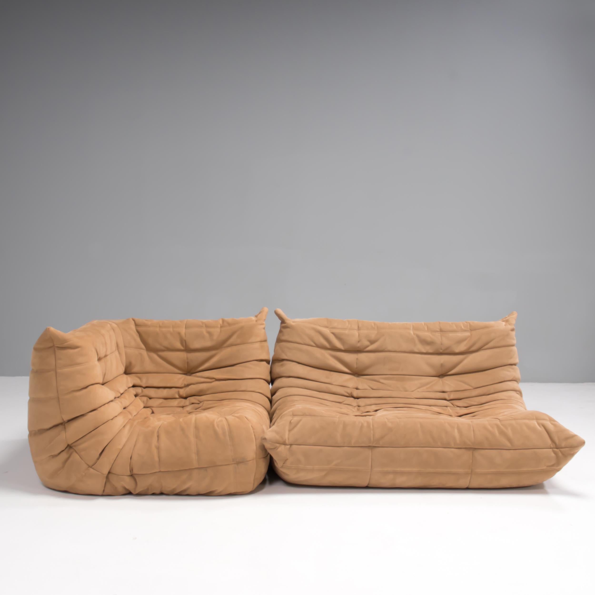 Das ikonische Sofa Togo, das Michel Ducaroy 1973 für Ligne Roset entworfen hat, ist zu einem Designklassiker geworden. 

Dieses 2-Sitzer- und Ecksofa ist mit extra weichem, hellbraunem Veloursleder gepolstert und verfügt über das sofort erkennbare