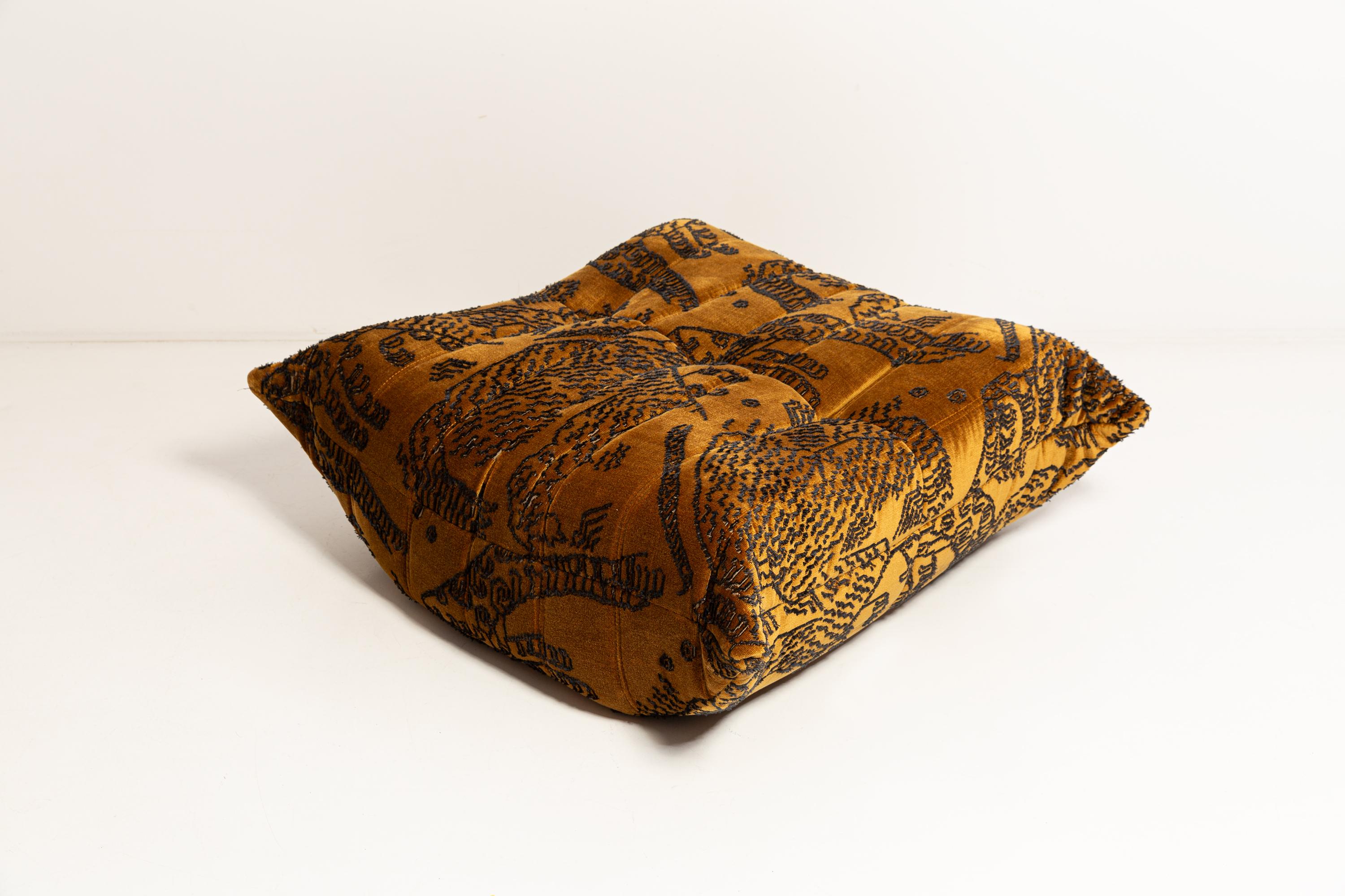 Ce pouf emblématique fait partie de la légendaire collection Togo conçue dans les années 1970 par Michel Ducaroy pour le fabricant français Ligne Roset. Révolutionnaire à l'époque de sa création, le design a immédiatement été reconnu pour son