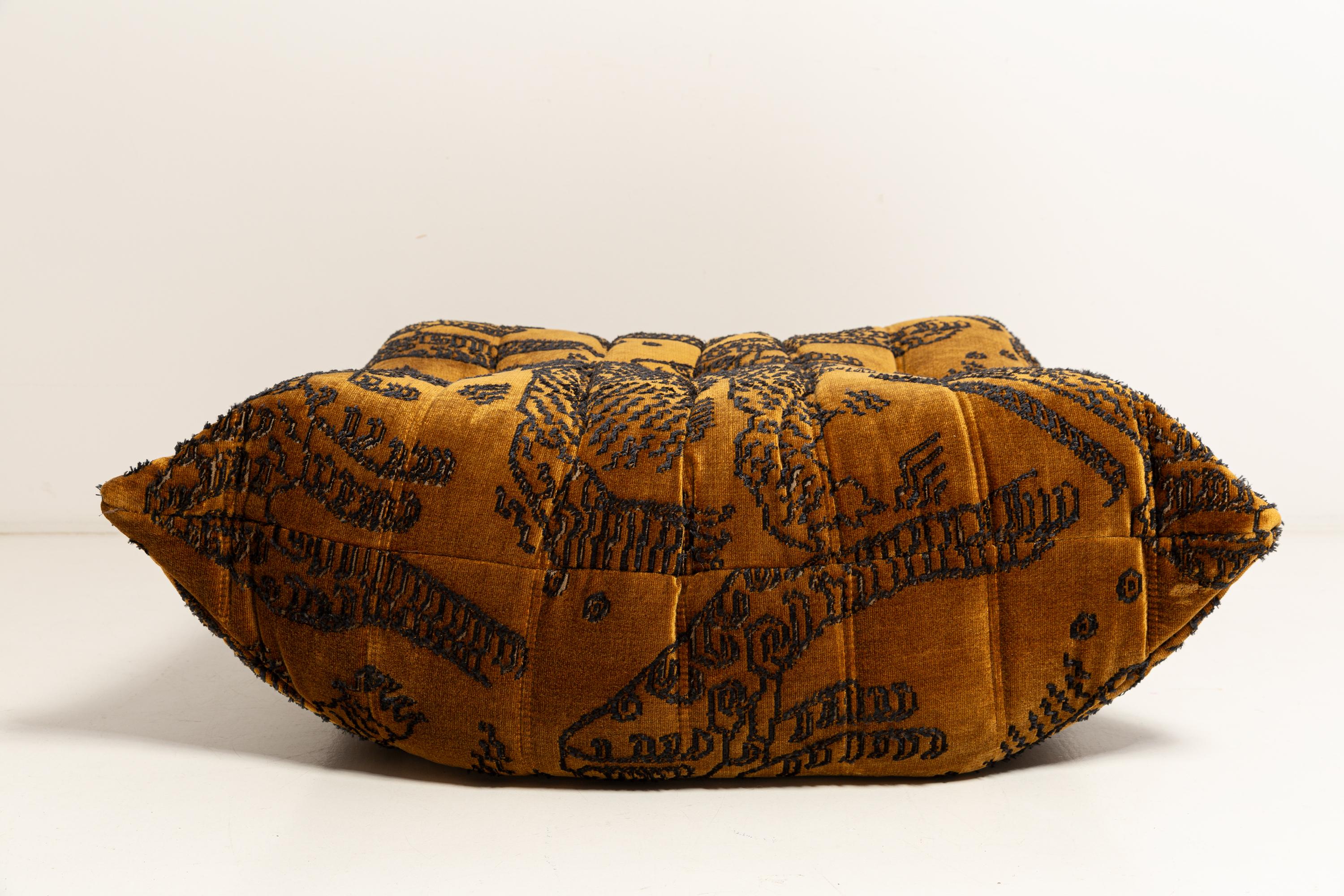 Michel Ducaroy for Ligne Roset TOGO Footstool Ottoman in Tiger Mountain by Dedar Excellent état - En vente à 05-080 Hornowek, PL