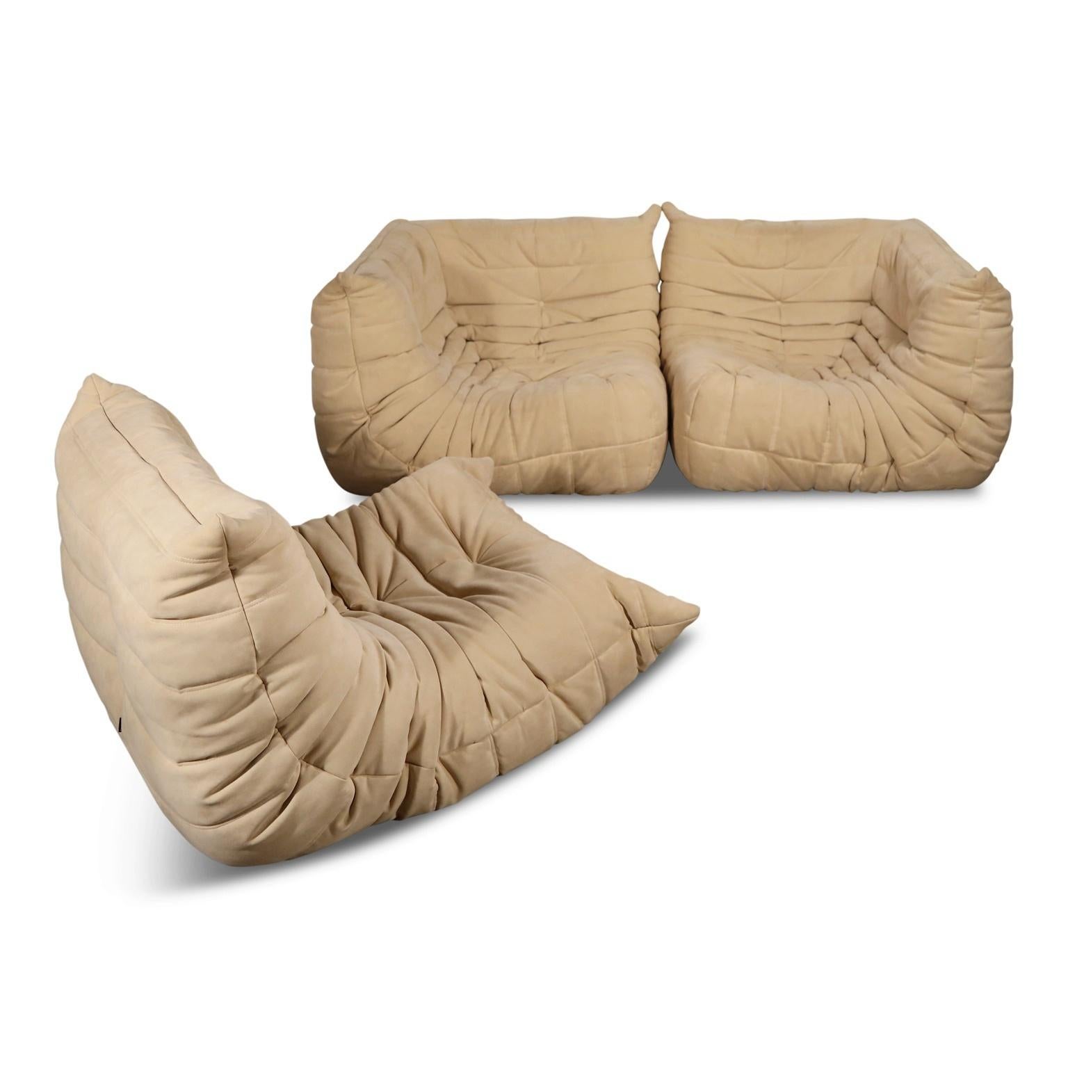 Dieser zeitlose französische Design-Klassiker:: das dreiteilige Togo-Sofa von Ligne Roset by Michel Ducaroy aus dem Jahr 1973:: ist mit einem wunderschönen beigen Alcantara-Ultrasuede gepolstert. Dieses klassische ergonomische Design:: das von
