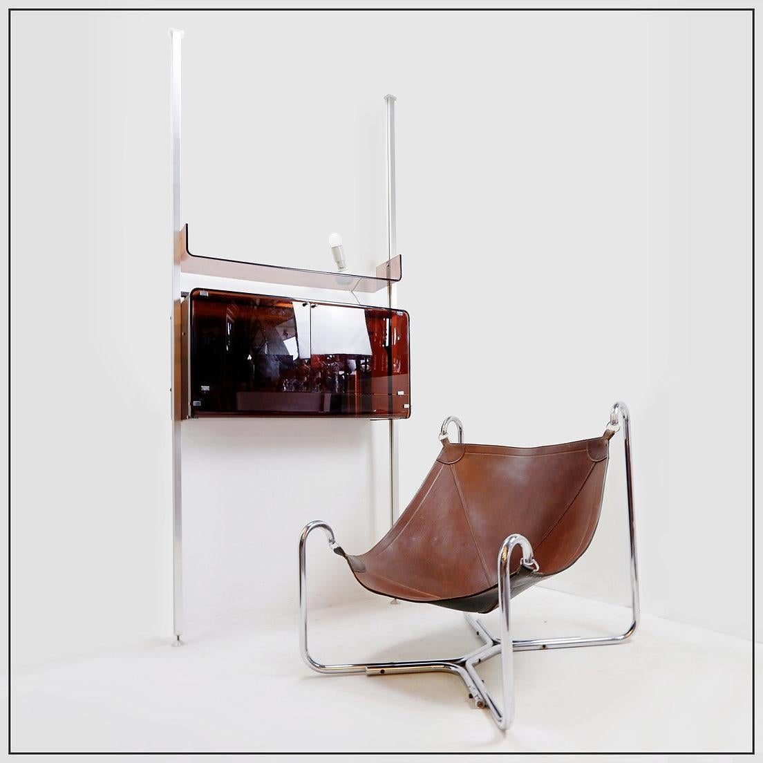 Elementi in alluminio e acrilico fumé
Misure: 106x37cm H. 248cm (variabile) 
Materiali : Alluminio - Acrilico 
Michel Ducaroy era un designer francese nato nel 1925.
Divenne famoso per le sue creazioni uniche di mobili vintage, in particolare per le
