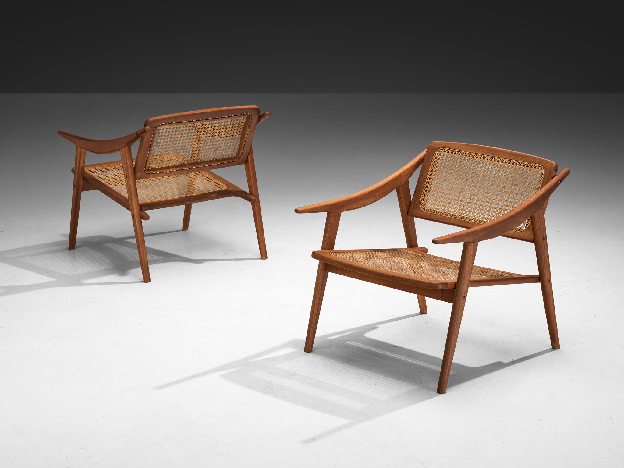 Michel Ducaroy per SNA Roset, coppia di poltrone, teak, canna, Francia, anni '50

Negli anni '50, il designer francese Michel Ducaroy disegnò queste eleganti sedie da salotto come parte della collezione per la sua azienda di arredamento, SNA Roset.