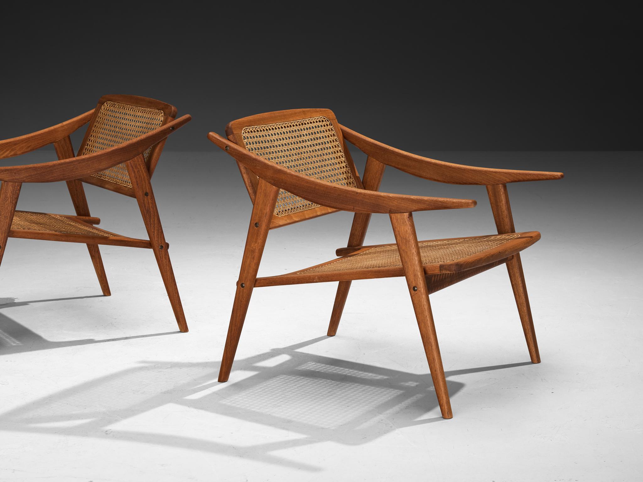 Mid-Century moderno Michel Ducaroy per SNA Roset Coppia di sedie da salotto in teak e canne in vendita