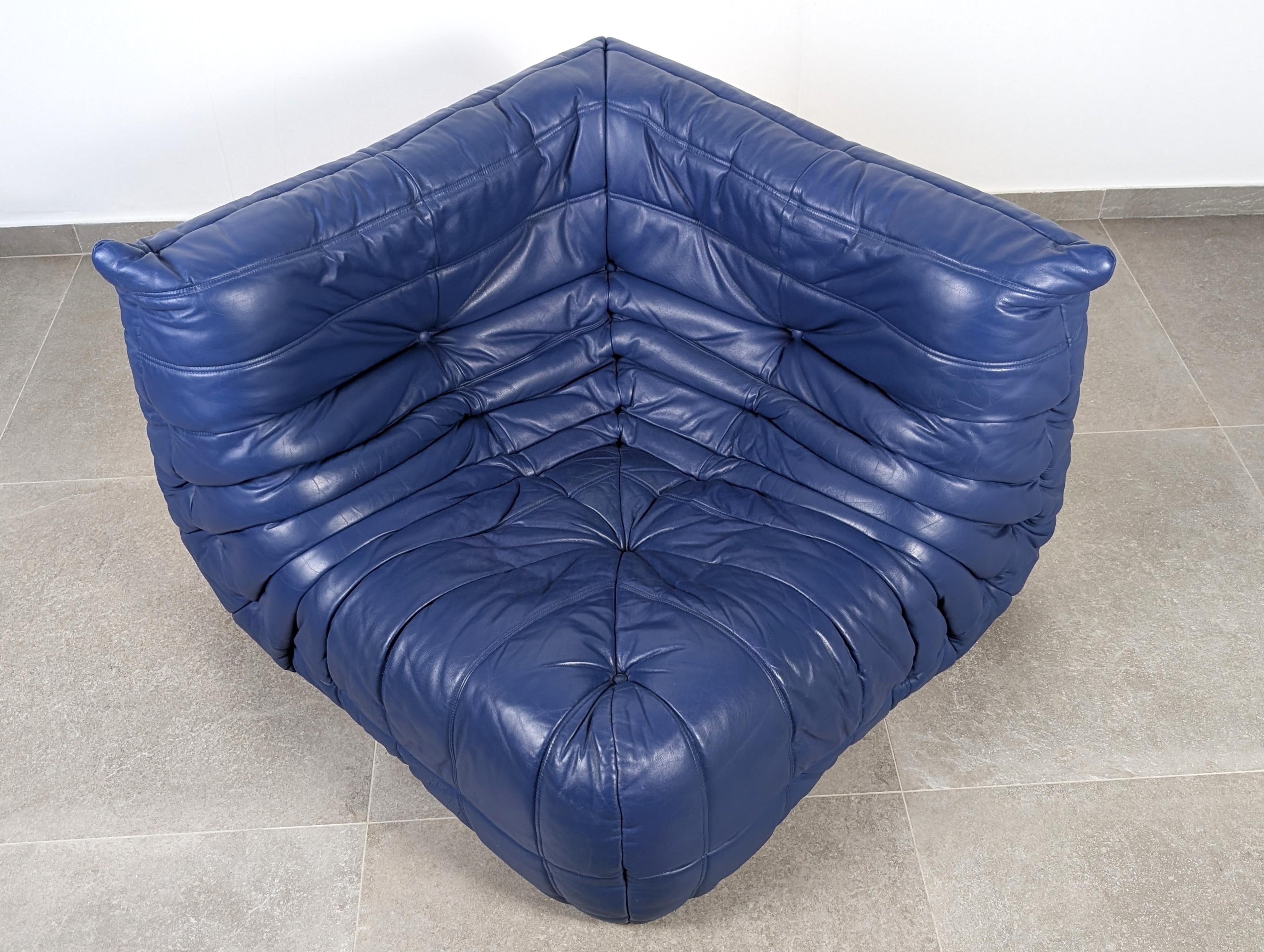 Pelle Michel Ducaroy Ligne Roset Divano ad angolo in pelle blu Togo Francia anni '80 in vendita