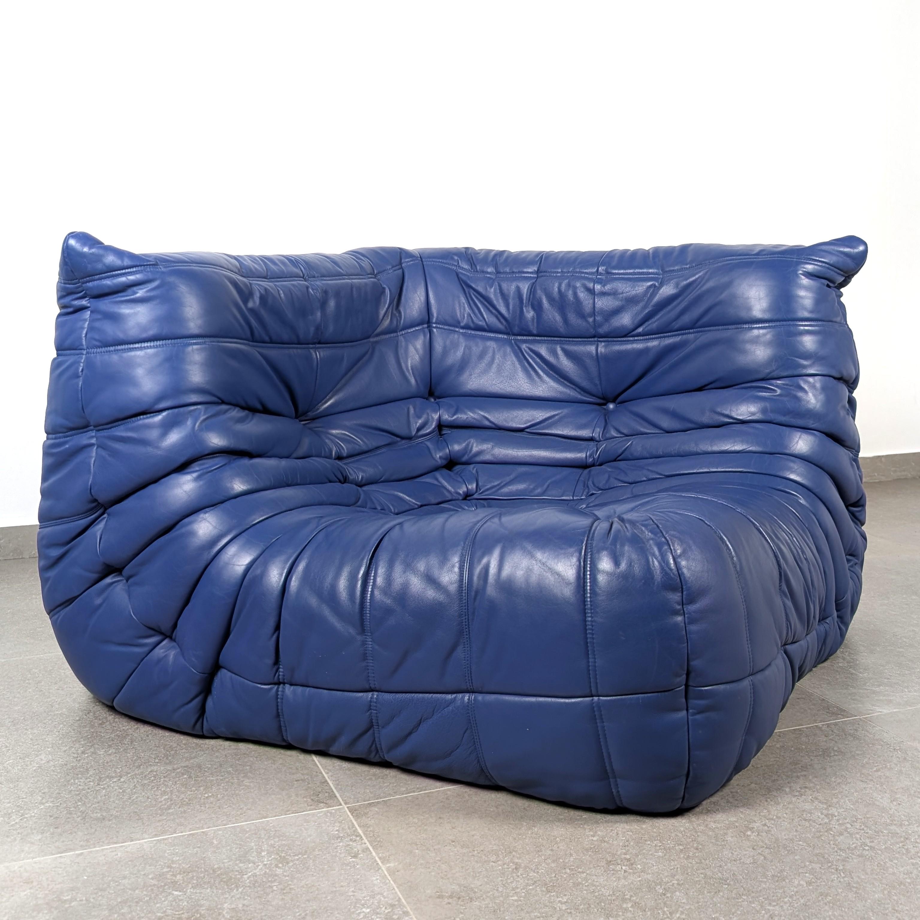 Questo autentico design di Michel Ducaroy per Ligne Roset è l'iconica ottomana Togo, realizzata in Francia negli anni Ottanta. Il pezzo presenta un morbido rivestimento in pelle blu, che definisce l'estetica scultorea dell'era