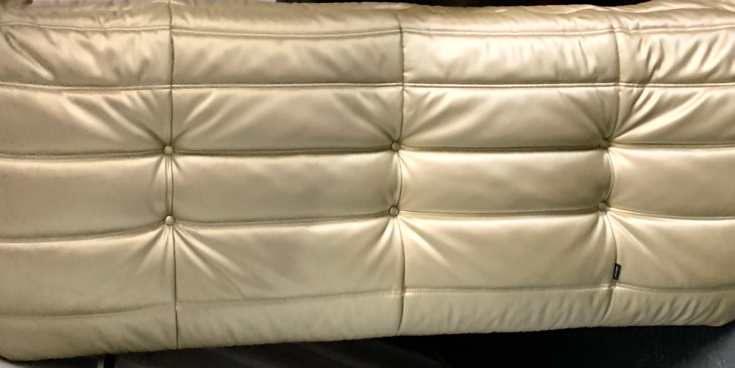 Michel Ducaroy:: Ligne Roset Togo Sofa mit Armlehnen:: Limitierte Auflage:: Gold:: Medium (Französisch)