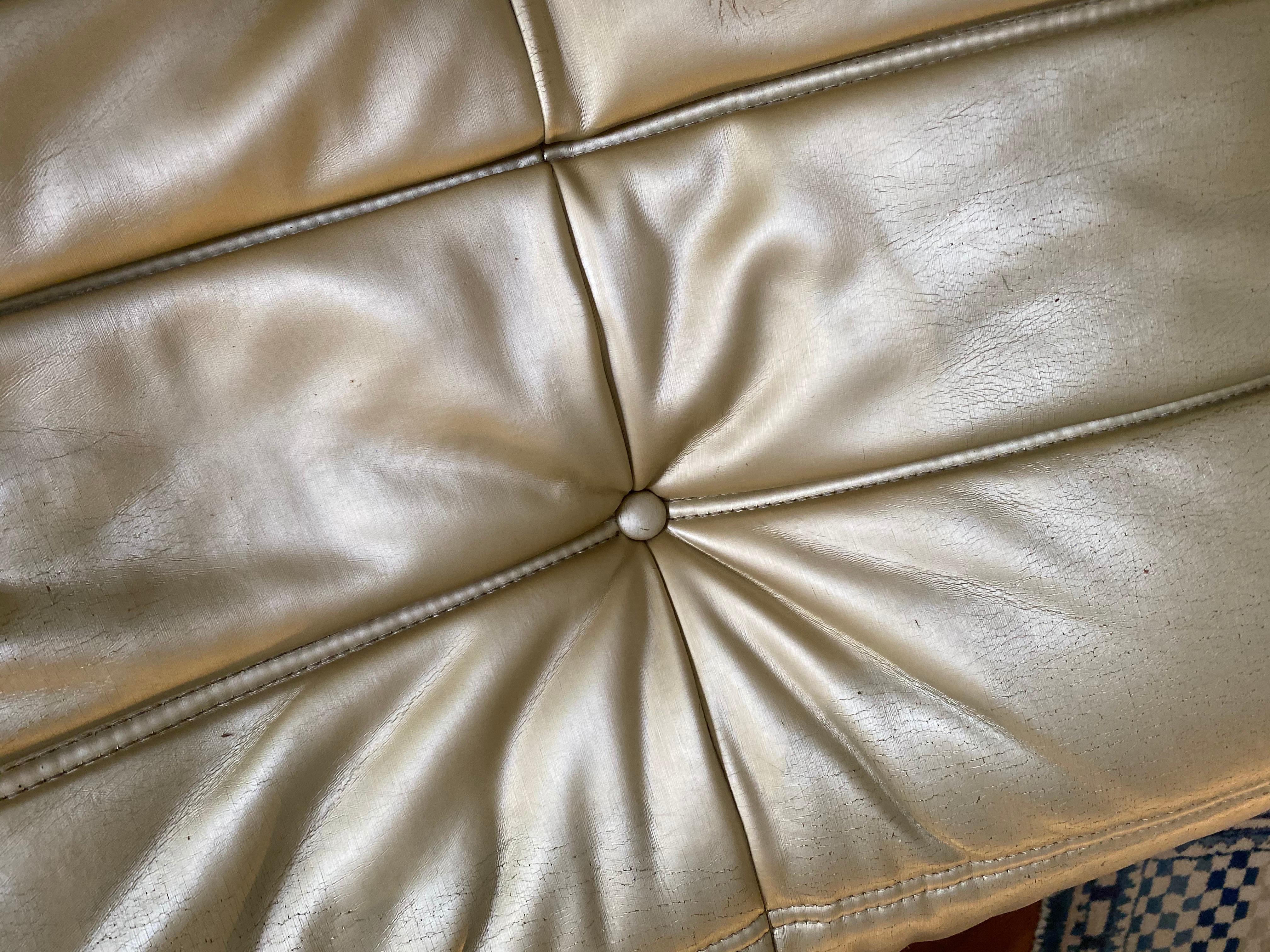 Michel Ducaroy:: Ligne Roset Togo Sofa mit Armlehnen:: Limitierte Auflage:: Gold:: Medium (20. Jahrhundert)