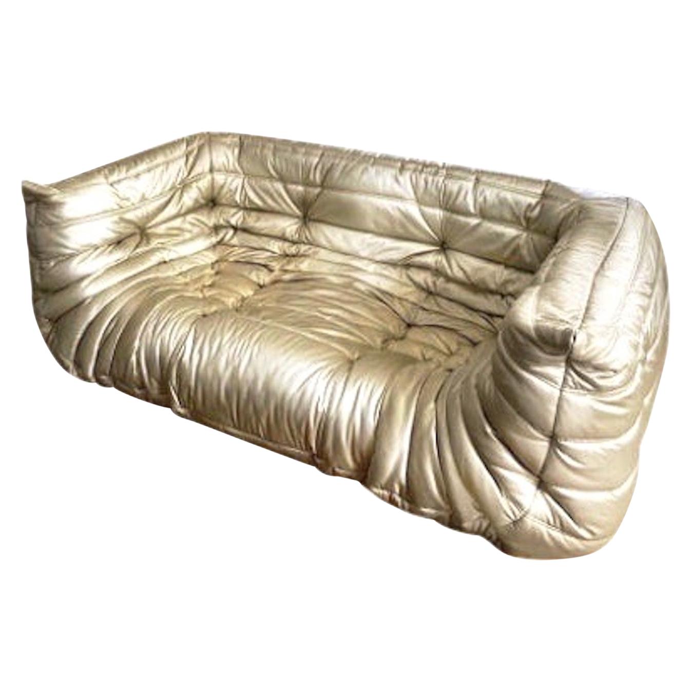 Michel Ducaroy:: Ligne Roset Togo Sofa mit Armlehnen:: Limitierte Auflage:: Gold:: Medium