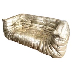 Michel Ducaroy:: Ligne Roset Togo Sofa mit Armlehnen:: Limitierte Auflage:: Gold:: Medium