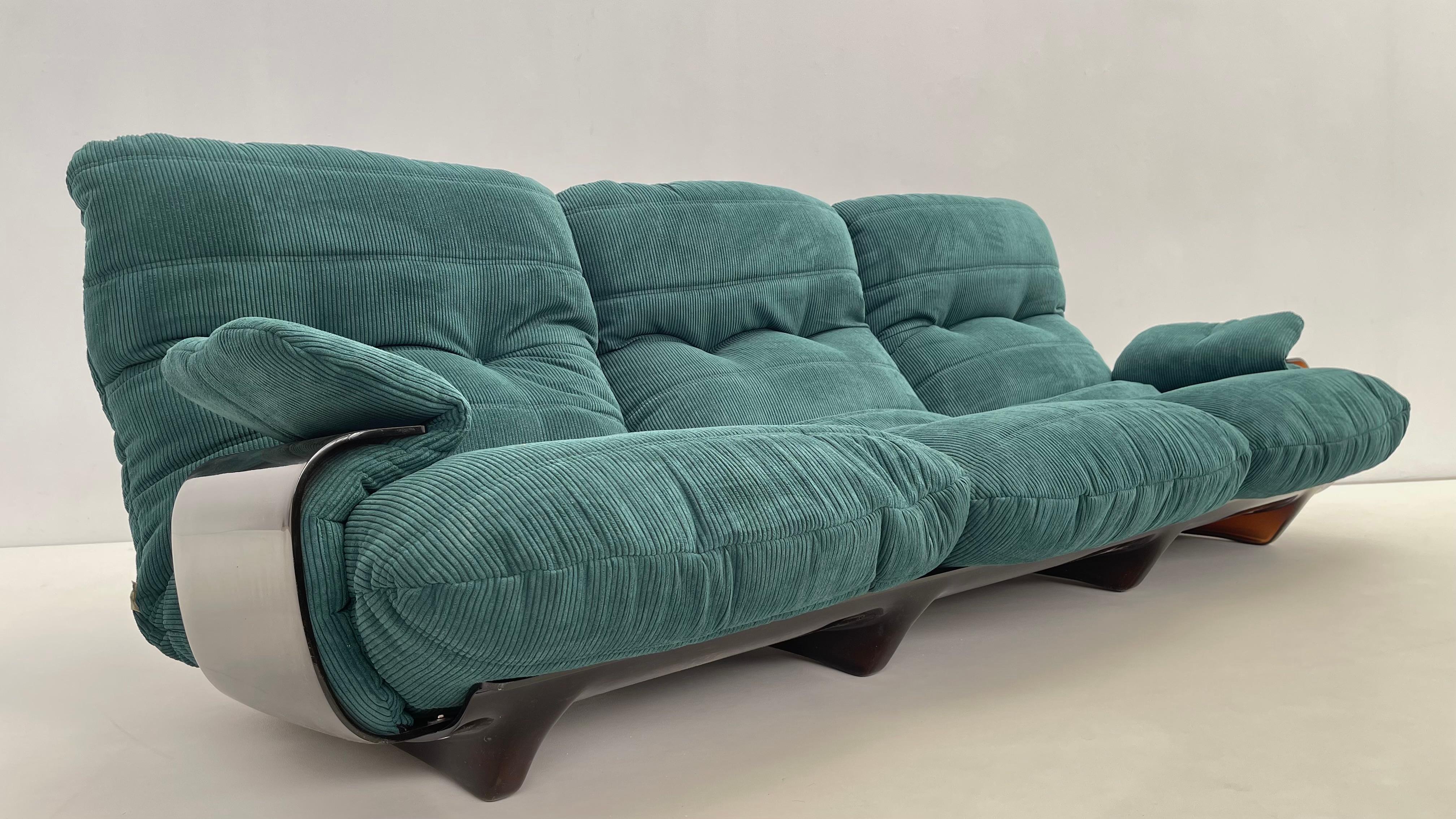 This special 3-seater sofa is a well-known design by Michel Ducaroy, produced in the 1970s by the famous French furniture company Ligne Roset. The Marsala sofa demonstrates Ducaroy's characteristic style and innovative approach to design.  The Space