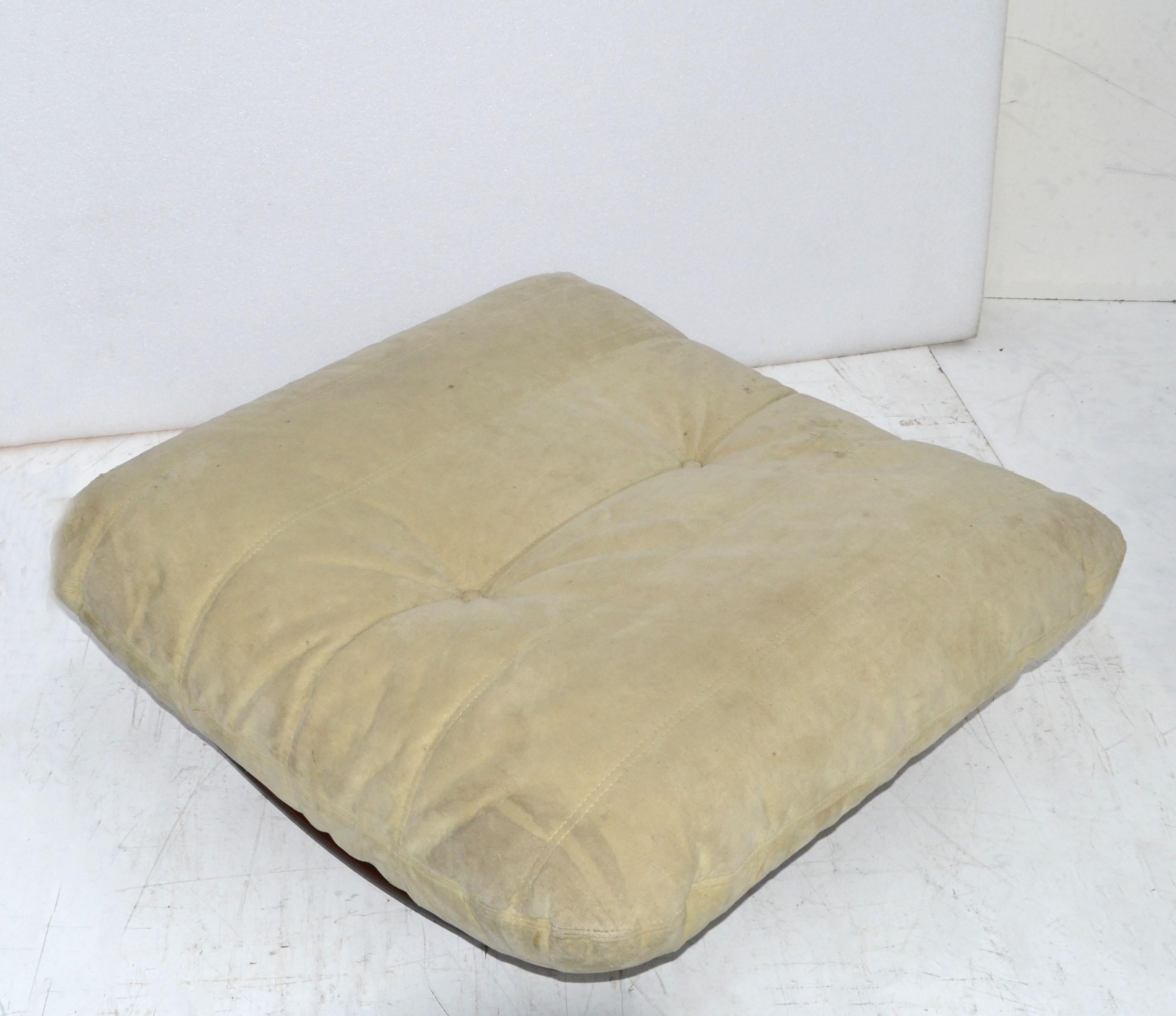 Michel Ducaroy 'Marsala' Ultra-Suede & Bronce Lucite 2 Sillones y Otomana en venta 3